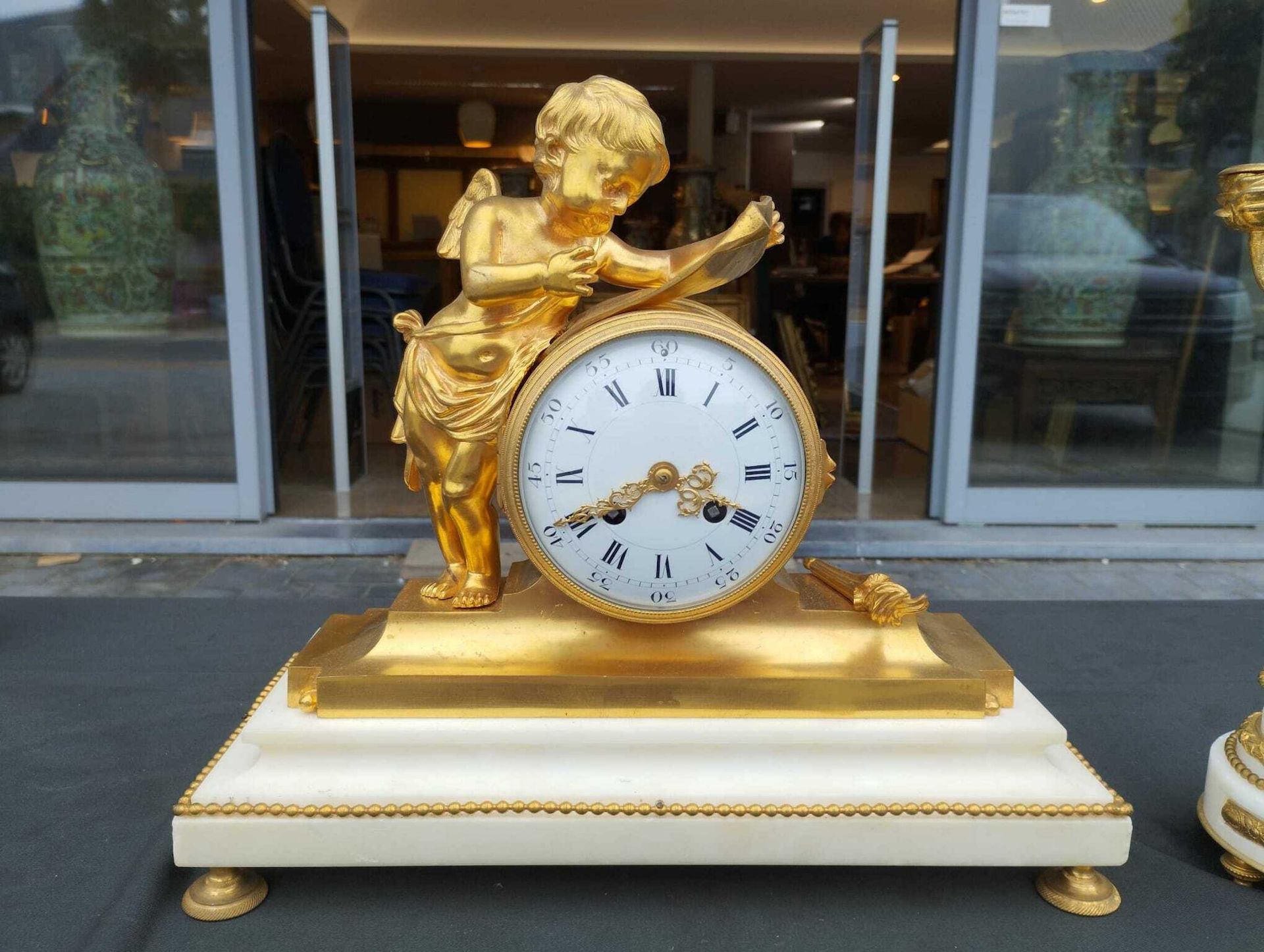 A French gilt bronze mounted white marble three-piece clock garniture with putti, 19th C. - Image 19 of 33