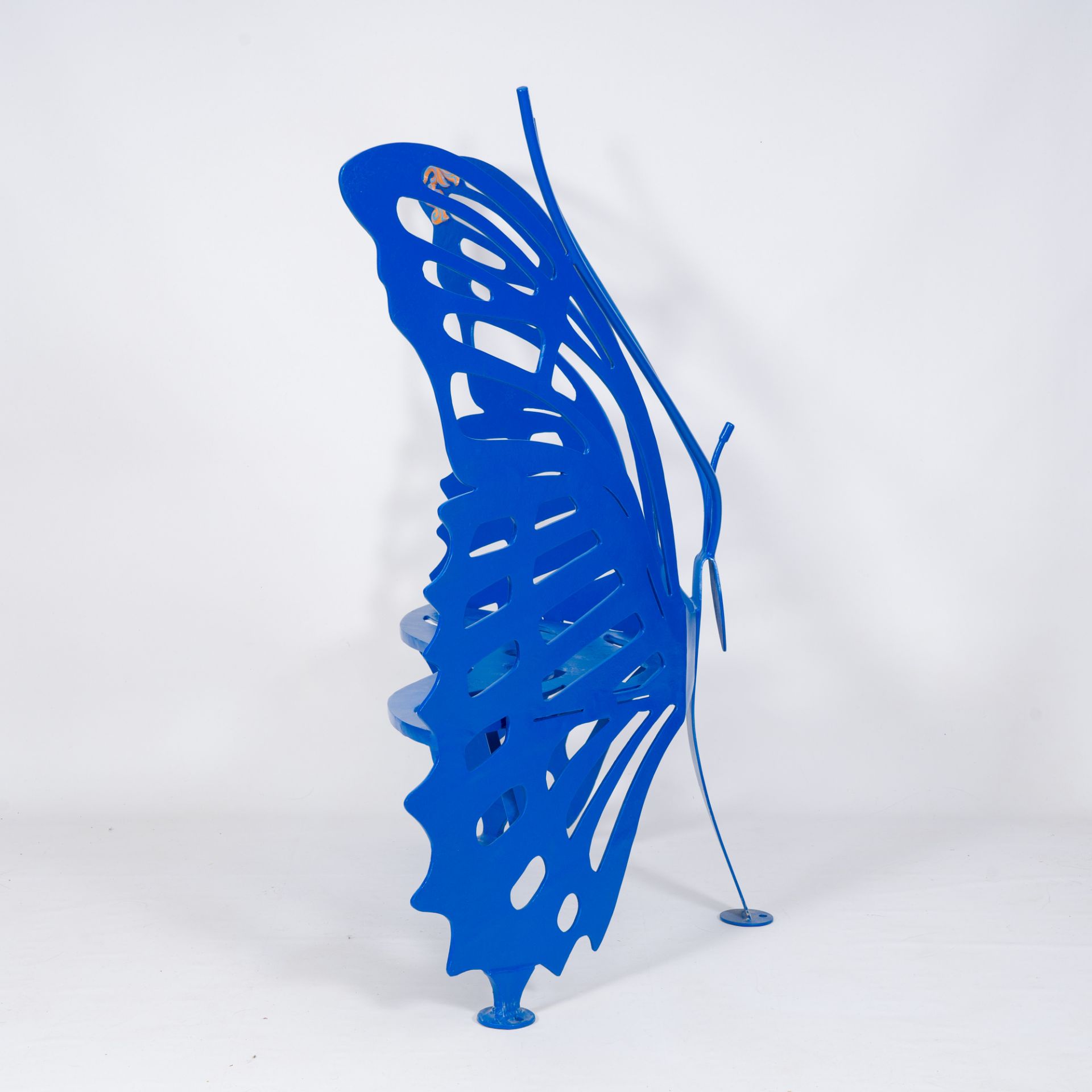 Olivier De Schrijver (1958): A monochrome blue wrought iron butterfly-shaped garden bench with orang - Image 9 of 14