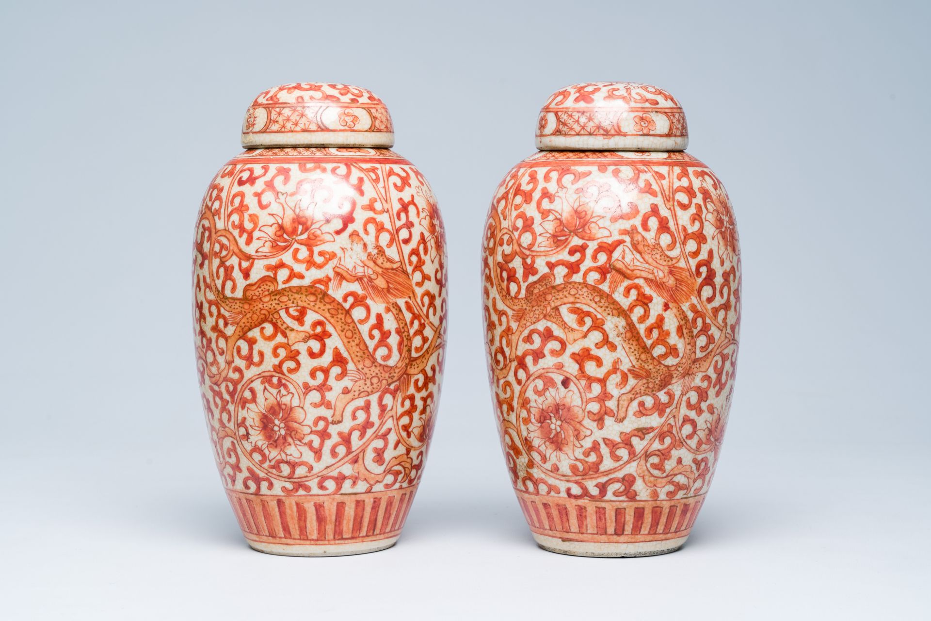 A pair of Chinese crackle glazed iron-red jars and covers with dragons among lotus scrolls, 19th C. - Bild 3 aus 6