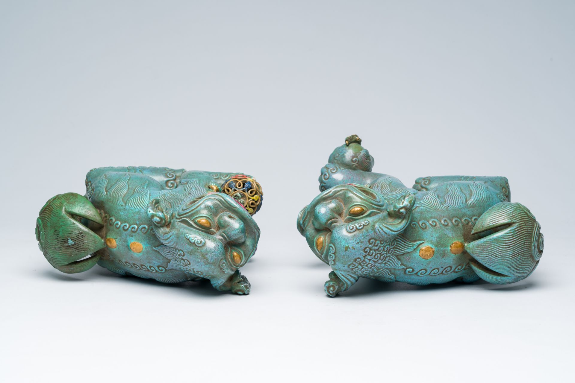 A pair of Chinese robin's egg glazed Buddhist lions, Republic, 20th C. - Bild 6 aus 8