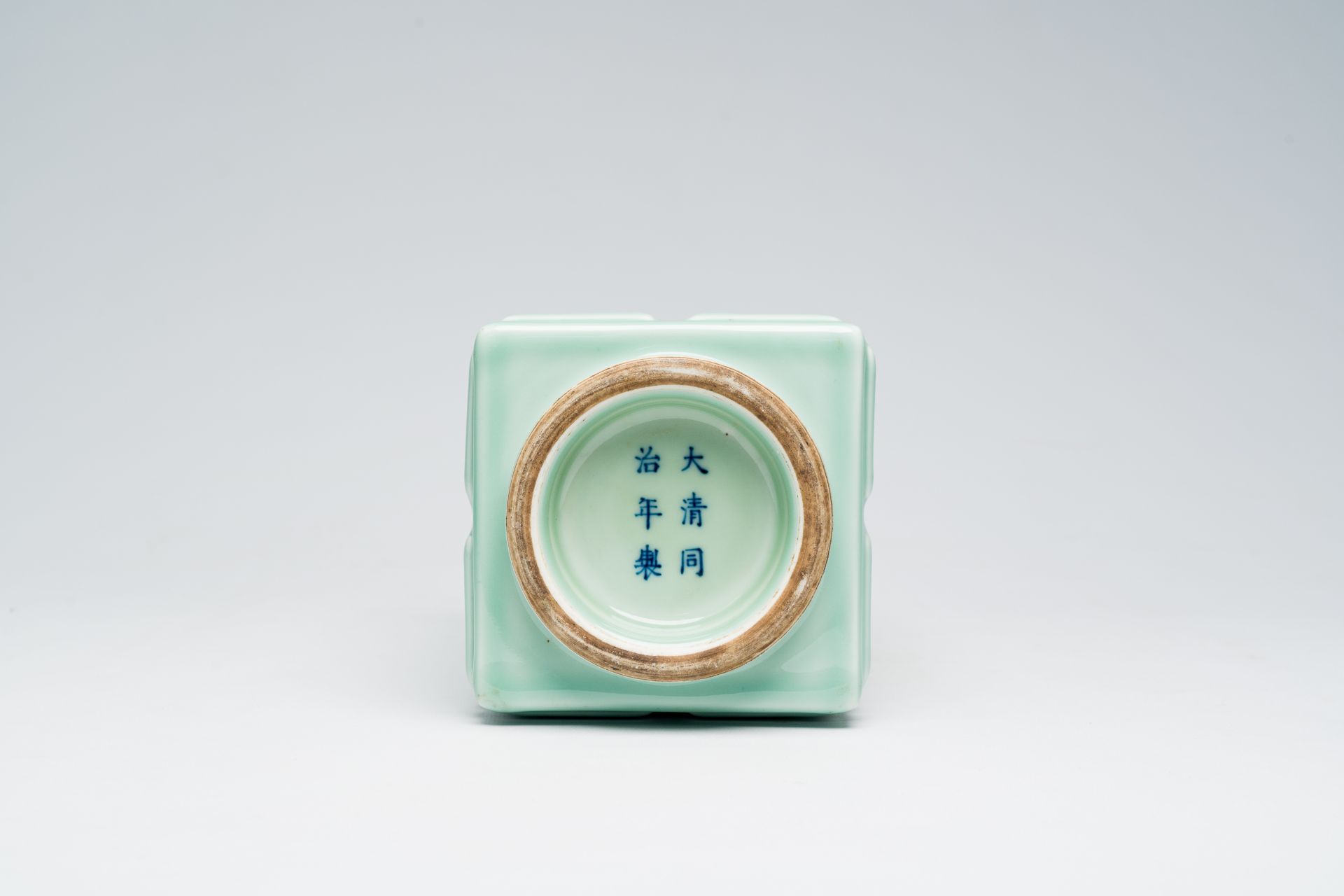 A Chinese monochrome celadon 'cong' vase with trigrams, Tongzhi mark, 20th C. - Image 7 of 7
