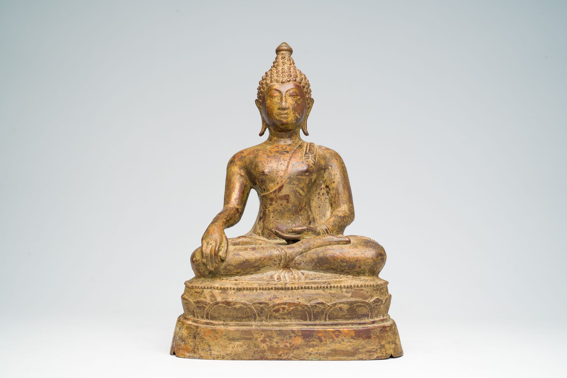 A Thai bronze Buddha in Ayutthaya-style, 18th/19th C. - Bild 2 aus 7
