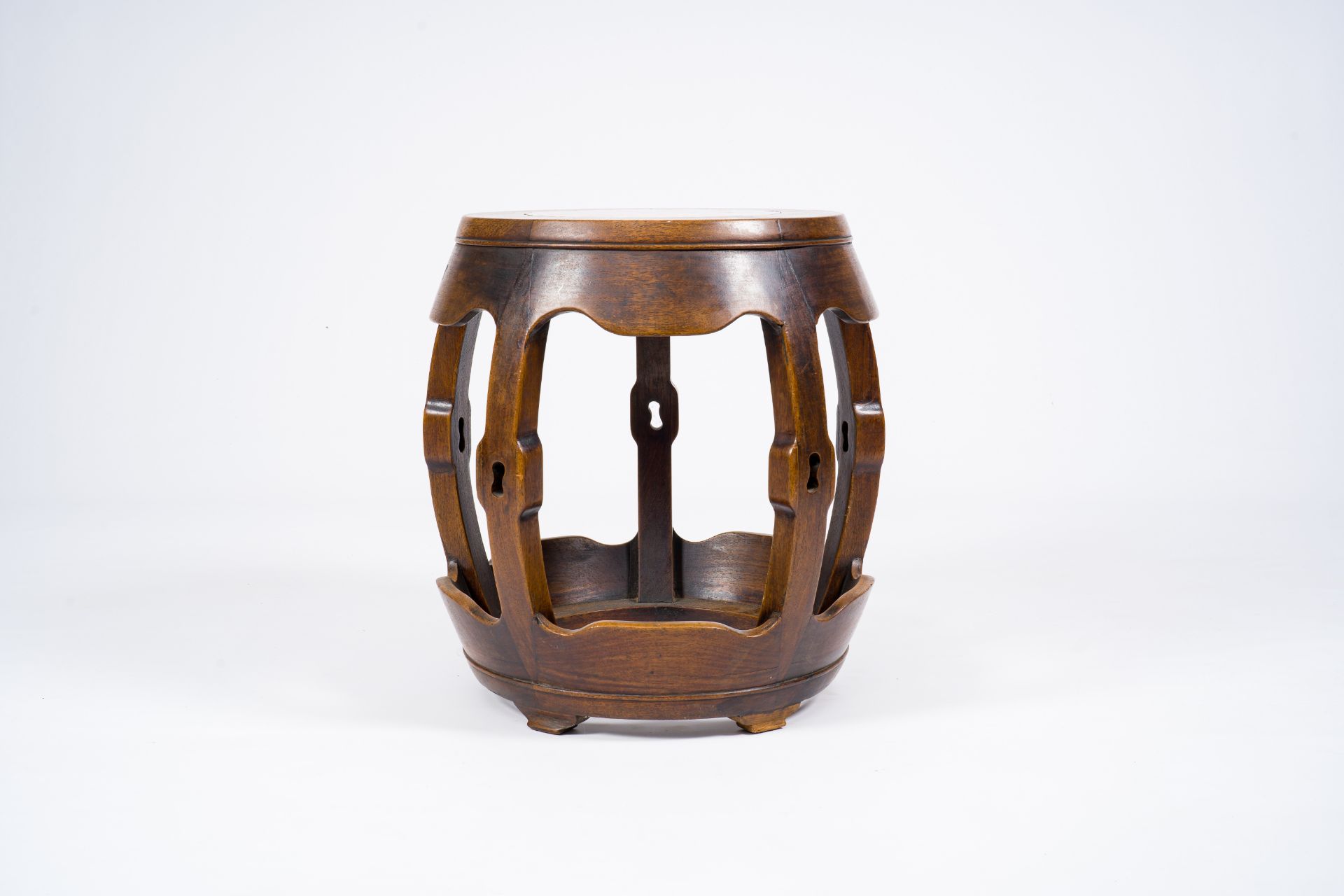 A Chinese open worked carved wood garden seat with marble top, 20th C. - Image 5 of 7