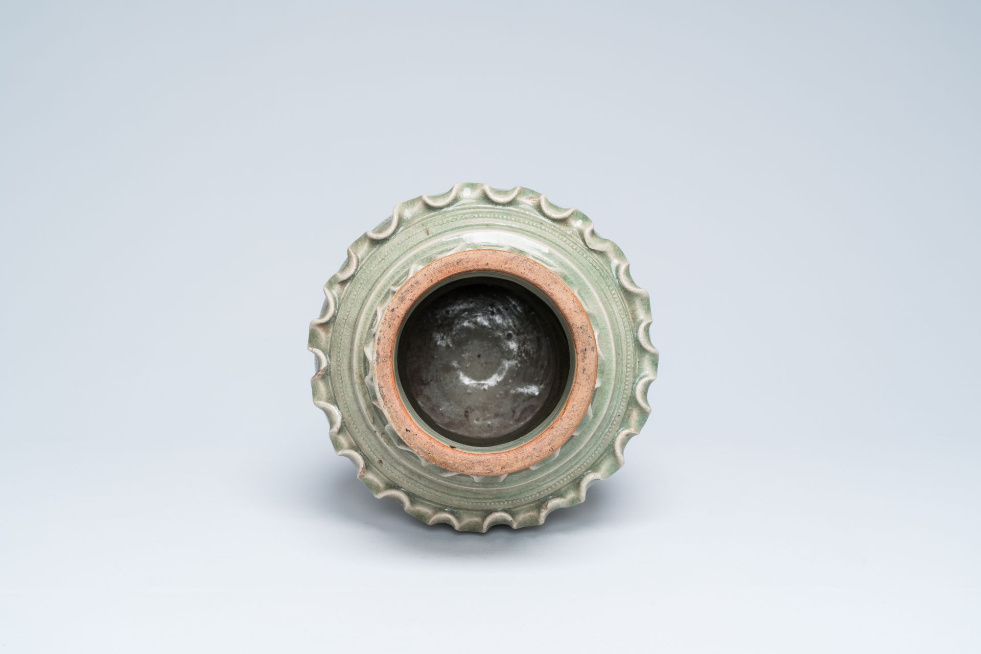 A celadon-glazed crackle-ground vase, Thailand or Vietnam, 18th/19th C. - Image 5 of 6