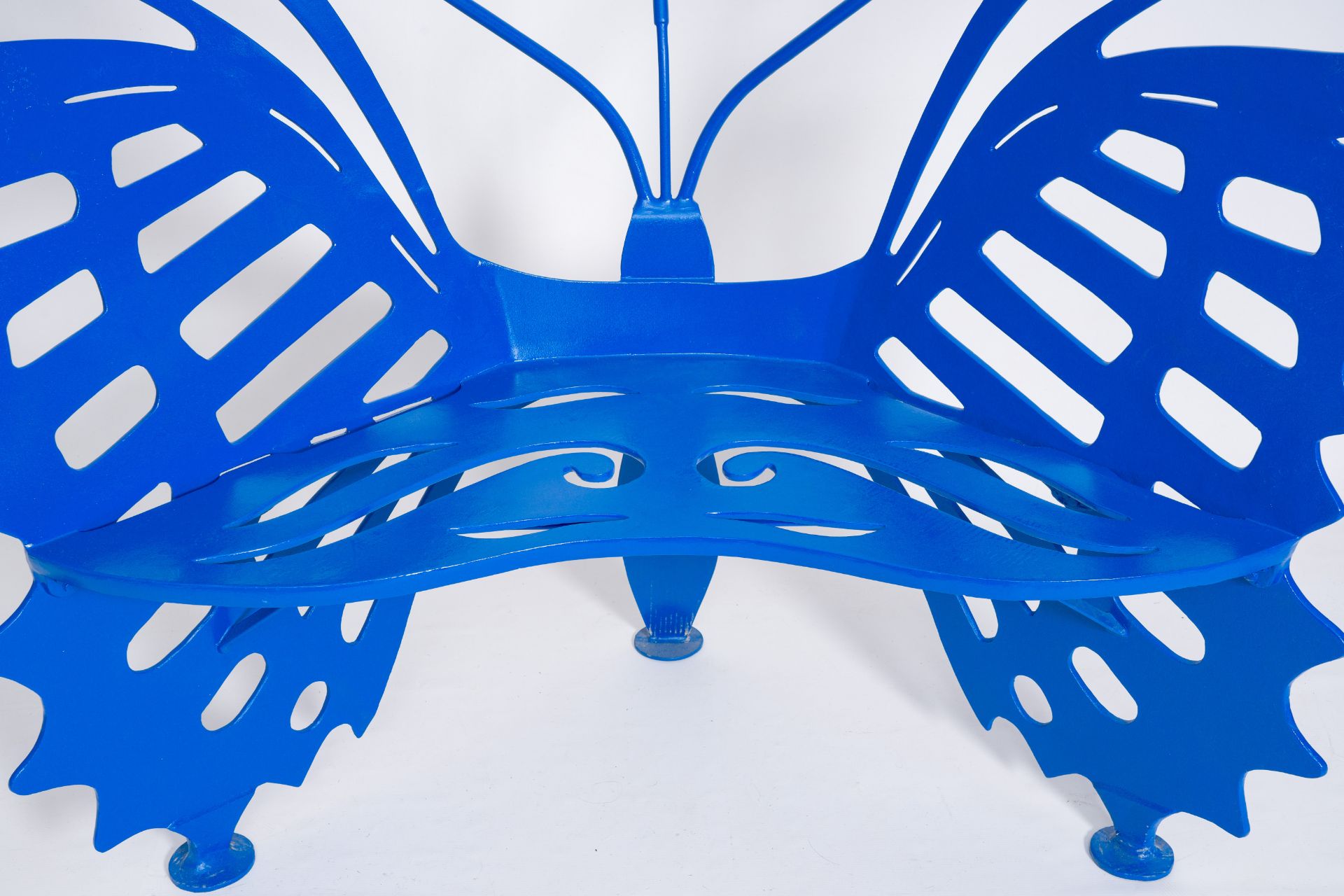Olivier De Schrijver (1958): A monochrome blue wrought iron butterfly-shaped garden bench with orang - Image 14 of 14