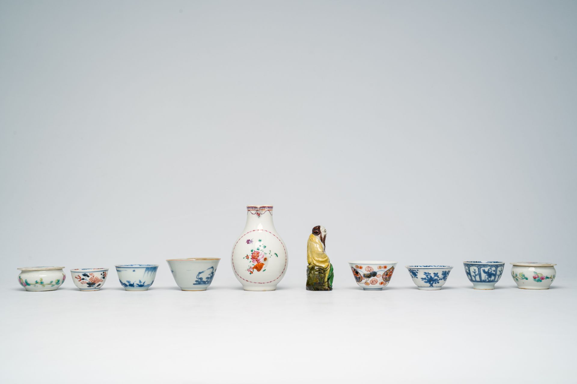 A varied collection of Chinese blue, white, Imari style and famille rose porcelain, a.o. Straits or - Image 9 of 13