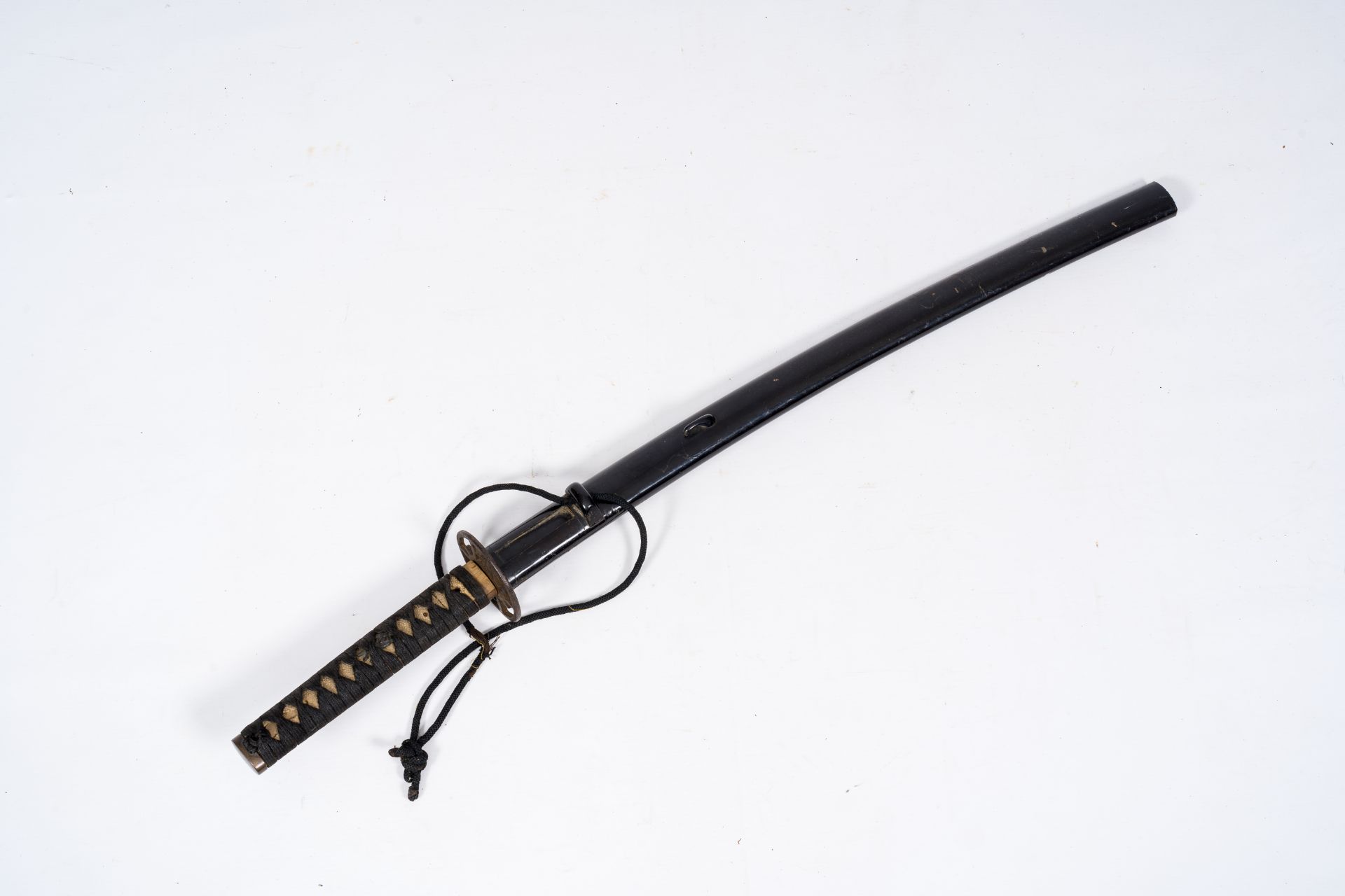 A Japanese wakizashi sword with scabbard, Edo, 18th/19th C. - Image 3 of 3