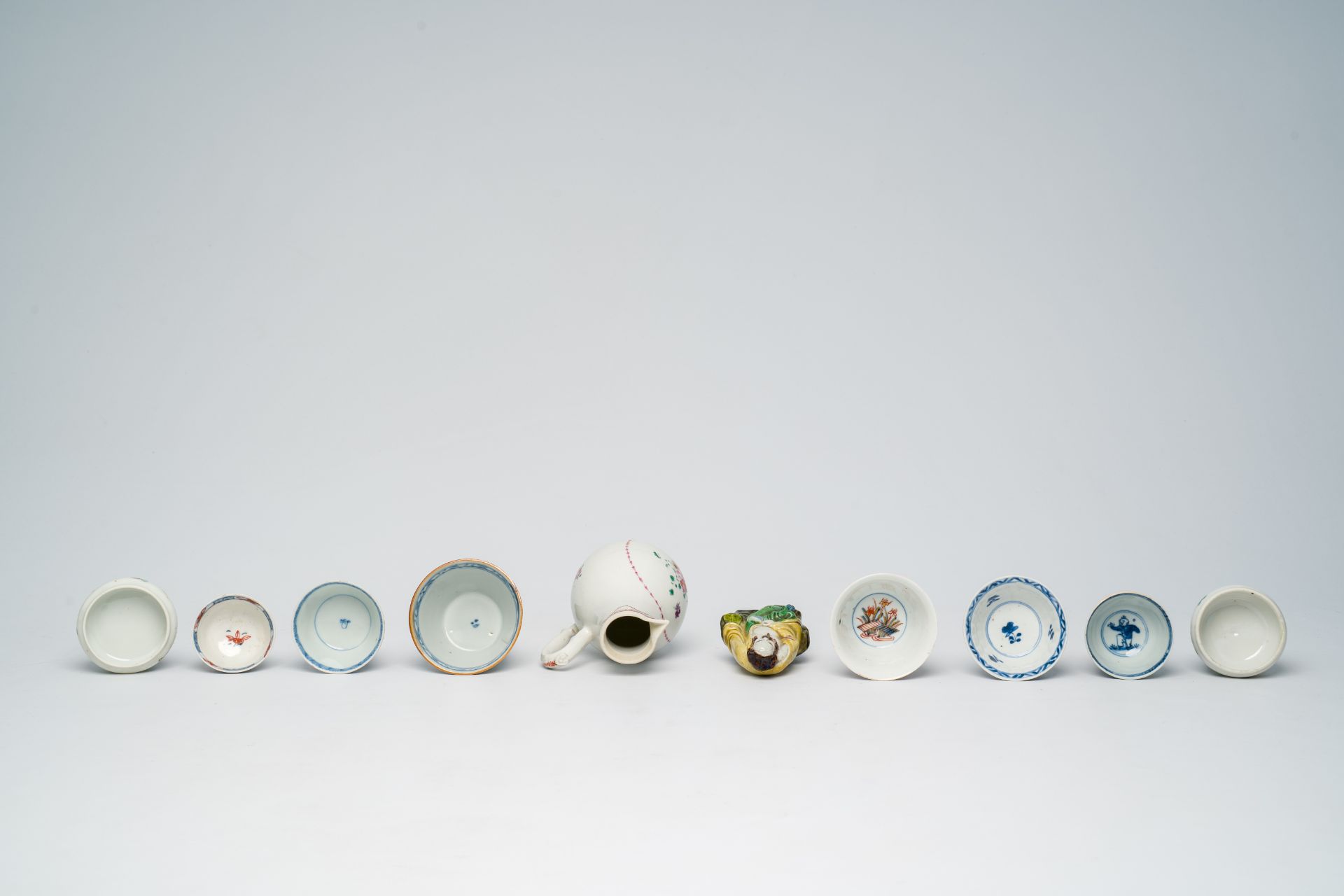 A varied collection of Chinese blue, white, Imari style and famille rose porcelain, a.o. Straits or - Image 10 of 13