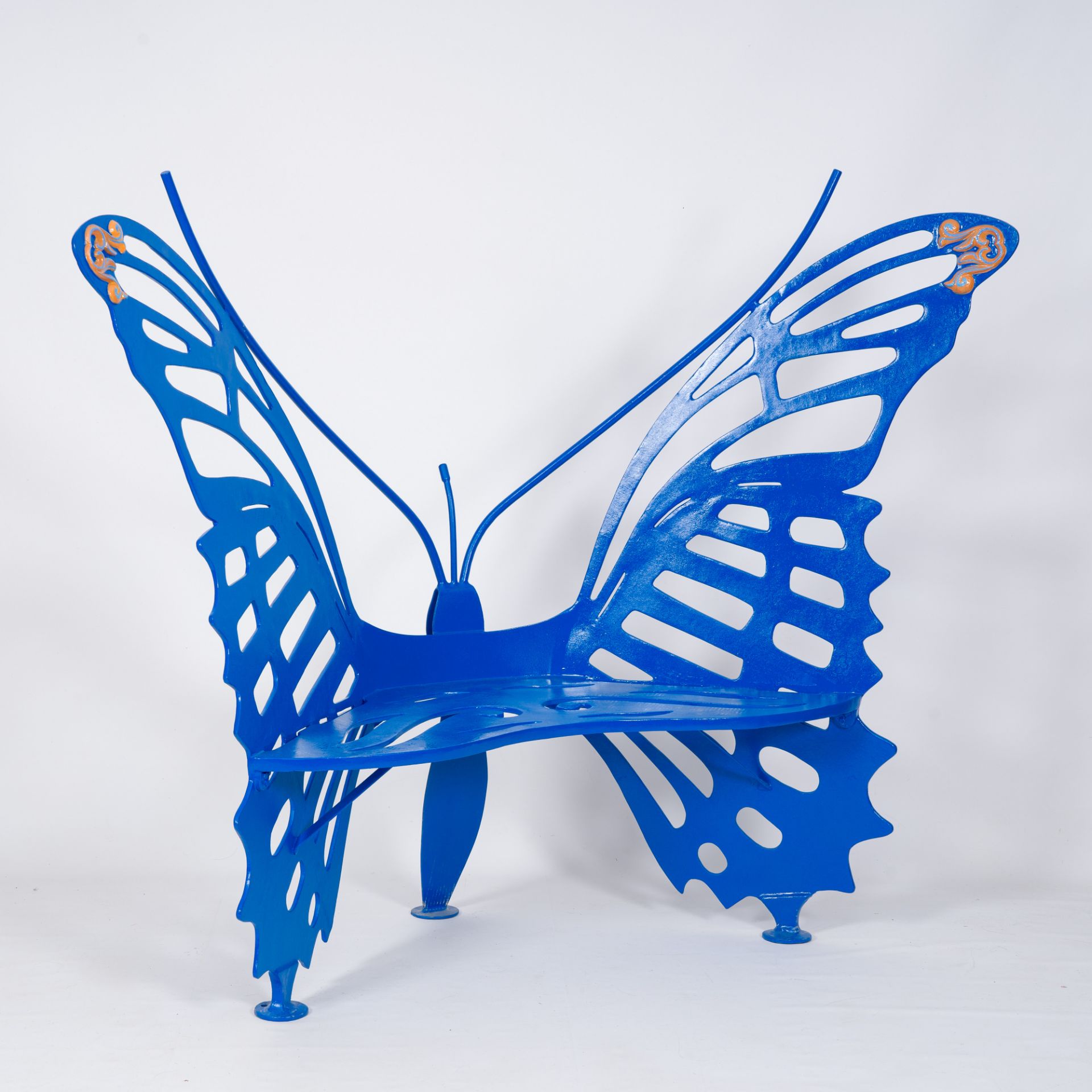 Olivier De Schrijver (1958): A monochrome blue wrought iron butterfly-shaped garden bench with orang - Image 5 of 14