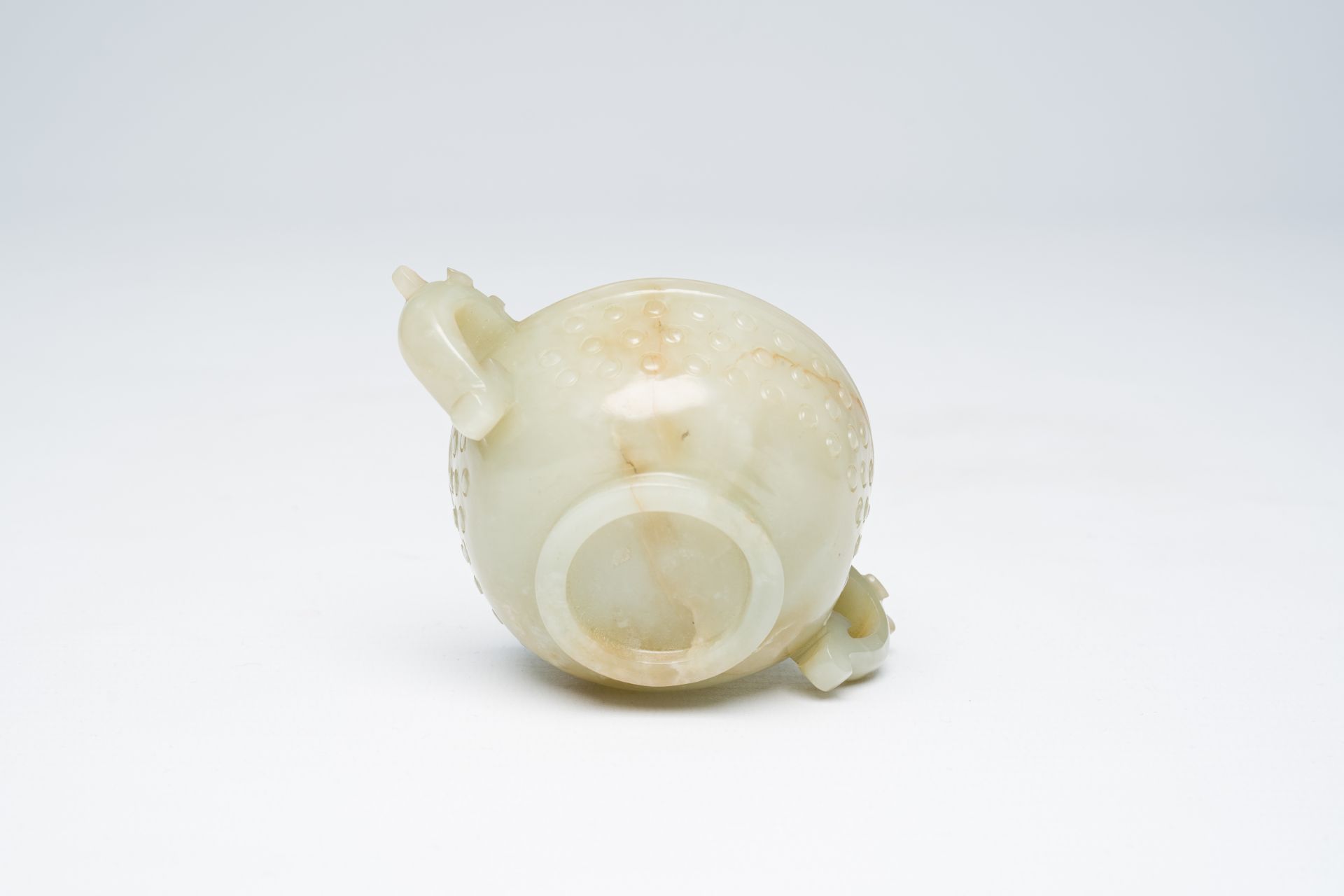 A Chinese celadon jade two-handled bowl, 18th C. - Image 7 of 7