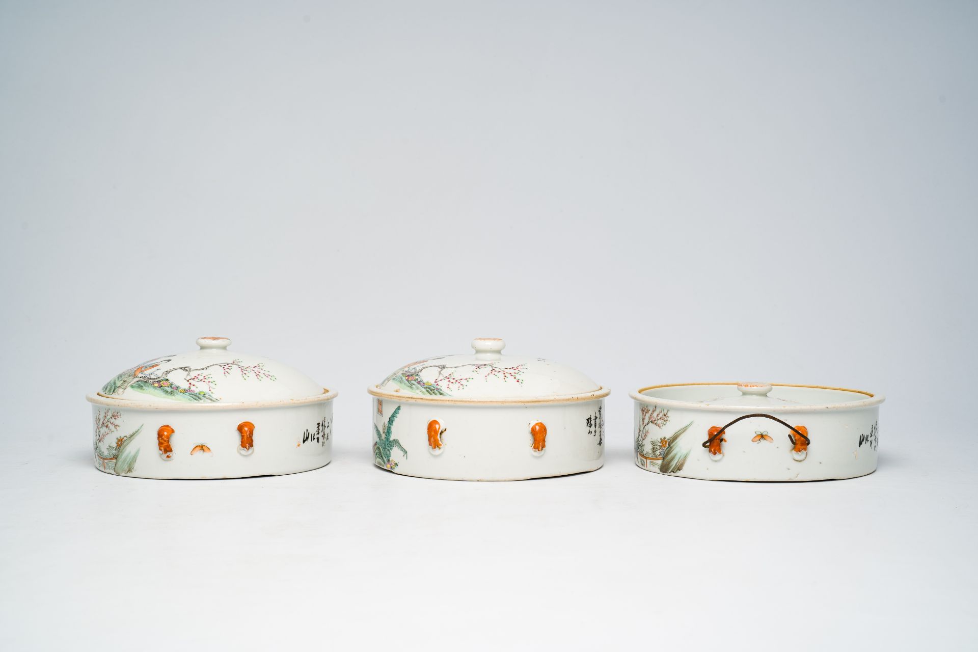 Three Chinese qianjiang cai tureens and covers with ladies in a garden, 19th/20th C. - Image 3 of 9