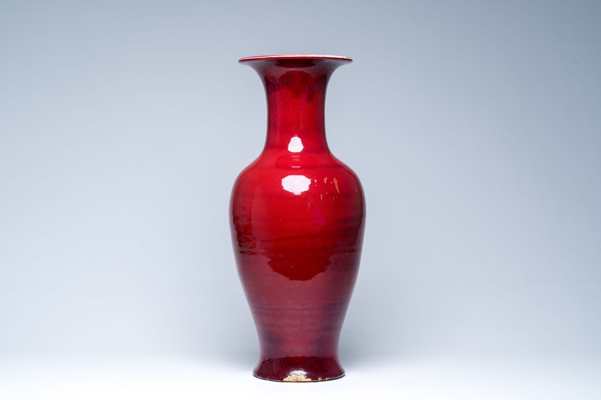 A Chinese monochrome sang-de-boeuf glazed vase, 20th C. - Bild 3 aus 6