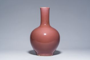 A Chinese monochrome liver red vase, 19th/20th C.