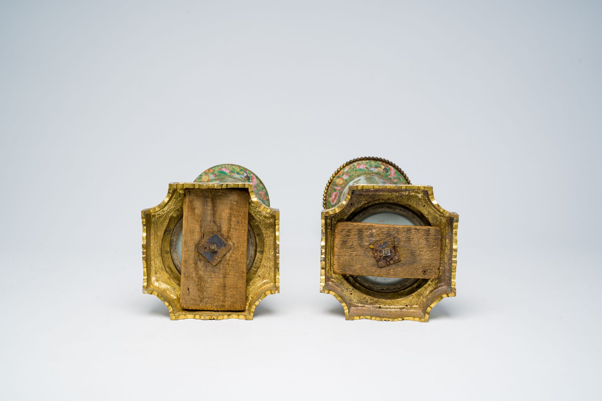 A pair of Chinese Canton famille rose gilt bronze mounted sleeve vases with palace scenes, 19th C. - Bild 7 aus 8