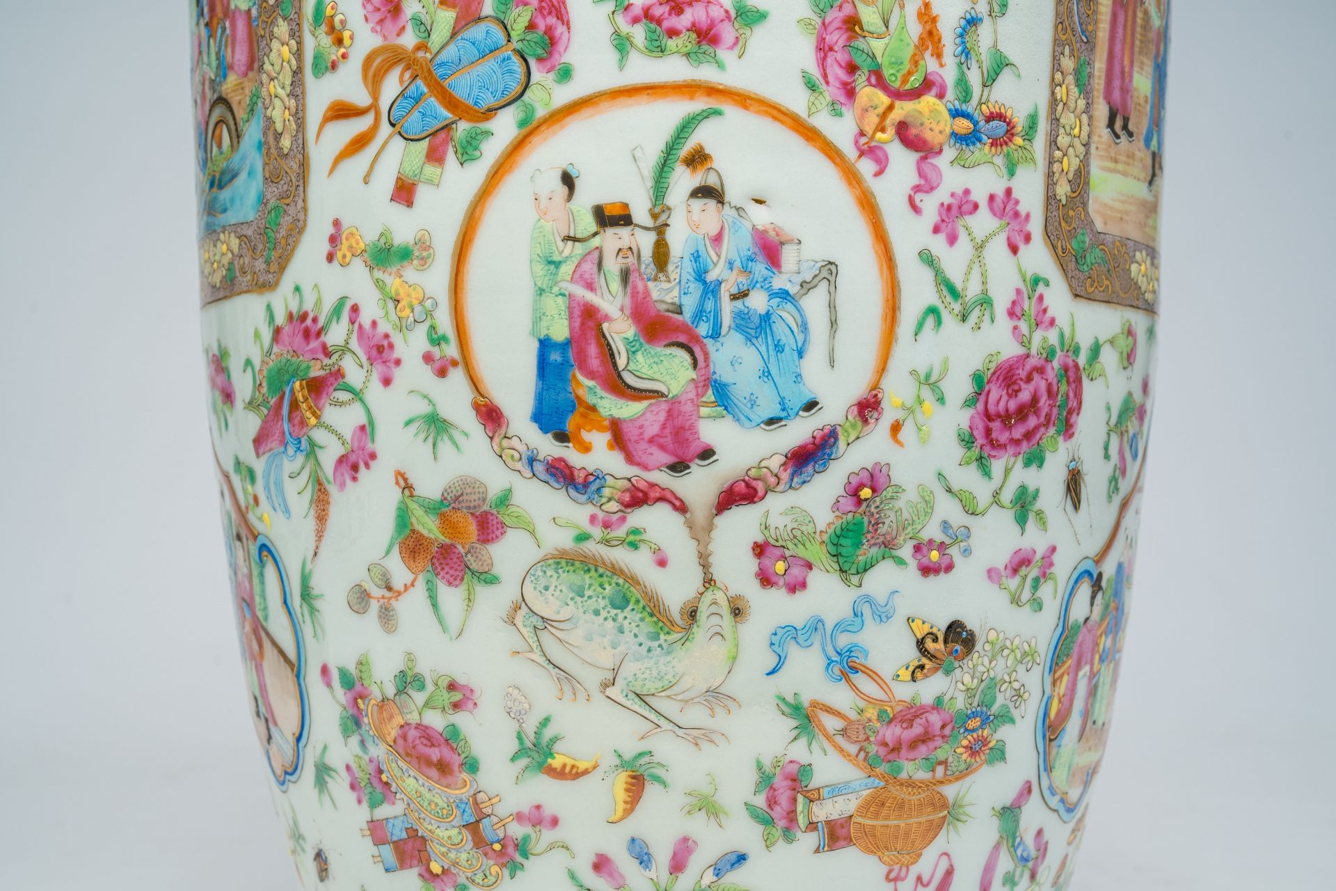 A pair of Chinese Canton famille rose vases with palace scenes and floral design, 19th C. - Image 7 of 7