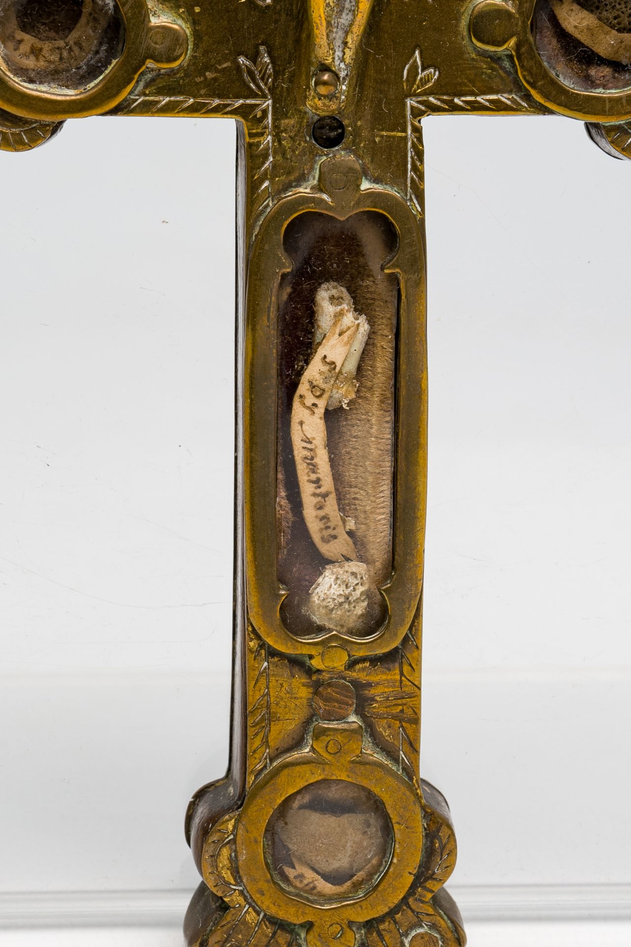 An engraved copper crucifix with relics of various saints, 19th/20th C. - Image 3 of 3