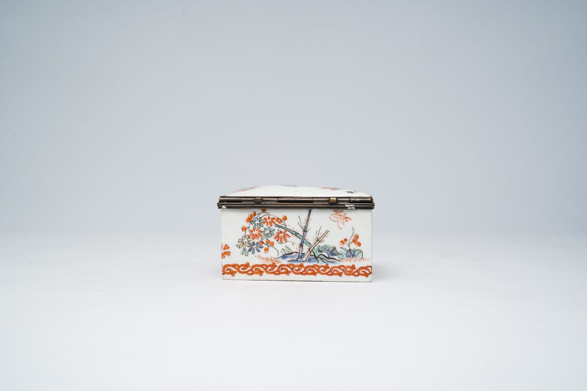 A French Samson Chantilly style box and cover with Kakiemon style floral design, Paris, 19th C. - Image 7 of 8