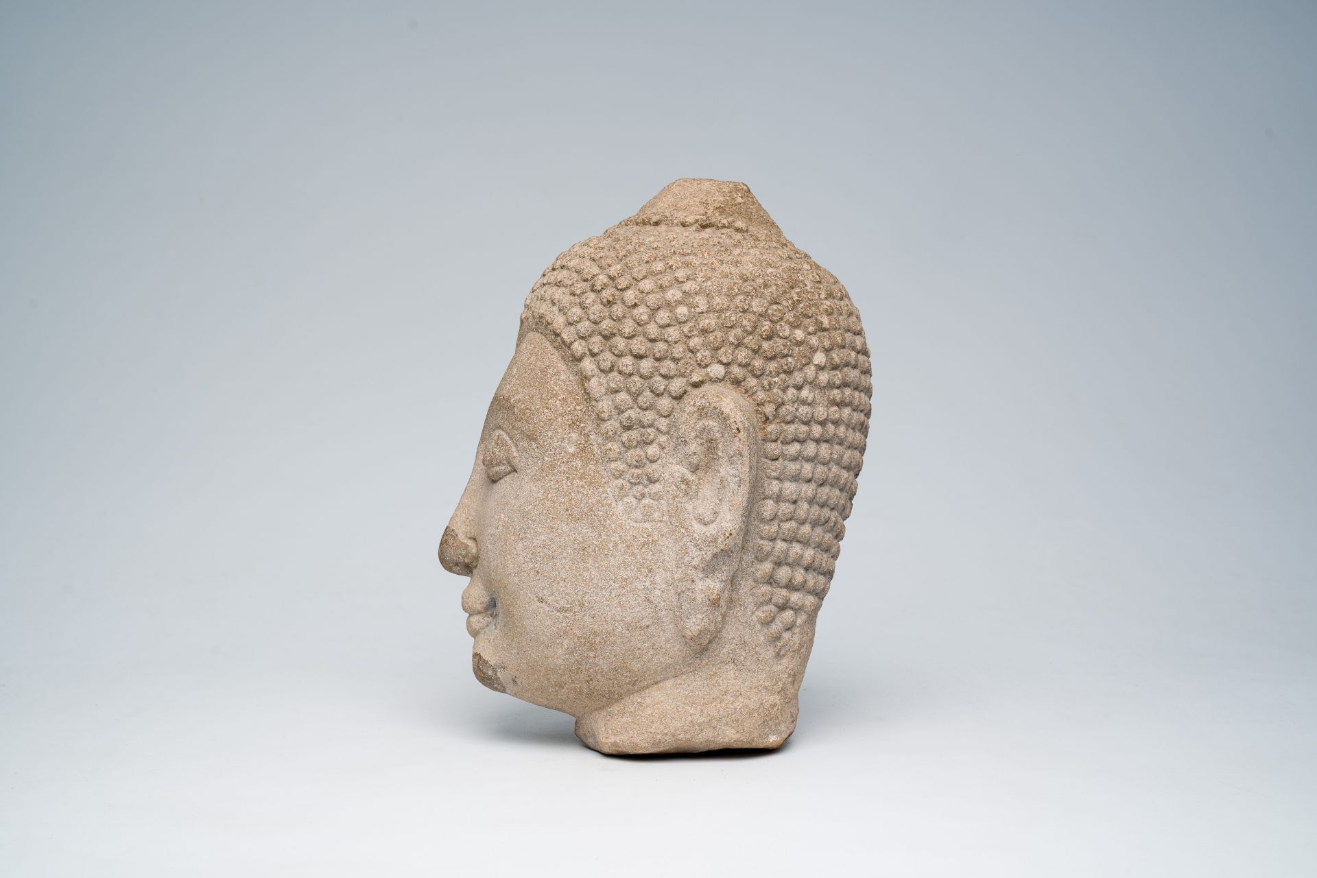 A Thai sandstone Ayutthaya style head of Buddha Shakyamuni, 17th C. - Bild 4 aus 8