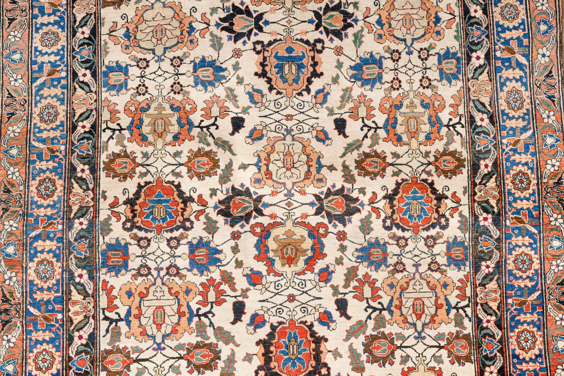 A Persian Kashan rug with floral design, wool on cotton, 20th C. - Image 3 of 4