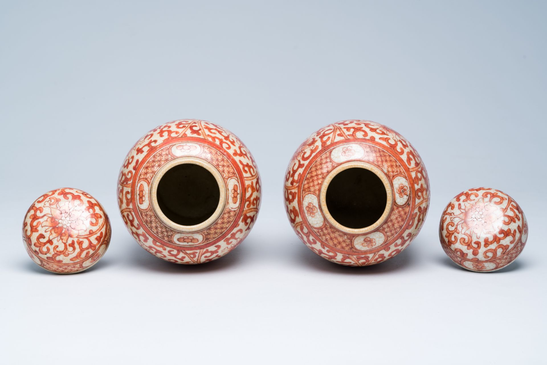 A pair of Chinese crackle glazed iron-red jars and covers with dragons among lotus scrolls, 19th C. - Bild 5 aus 6
