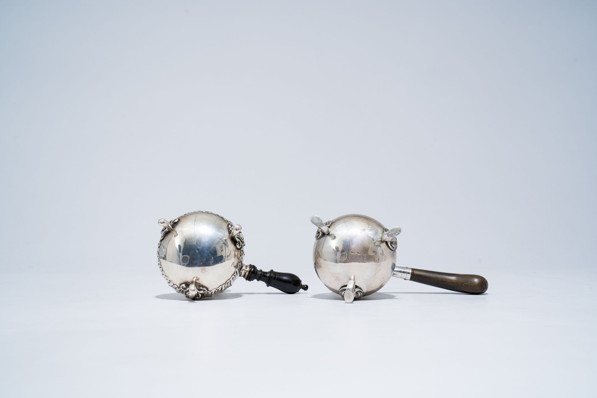 Two silver Louis XV and Louis XVI style 'egoist' jugs and covers, 800 and 950/000, 19th/20th C. - Image 7 of 9