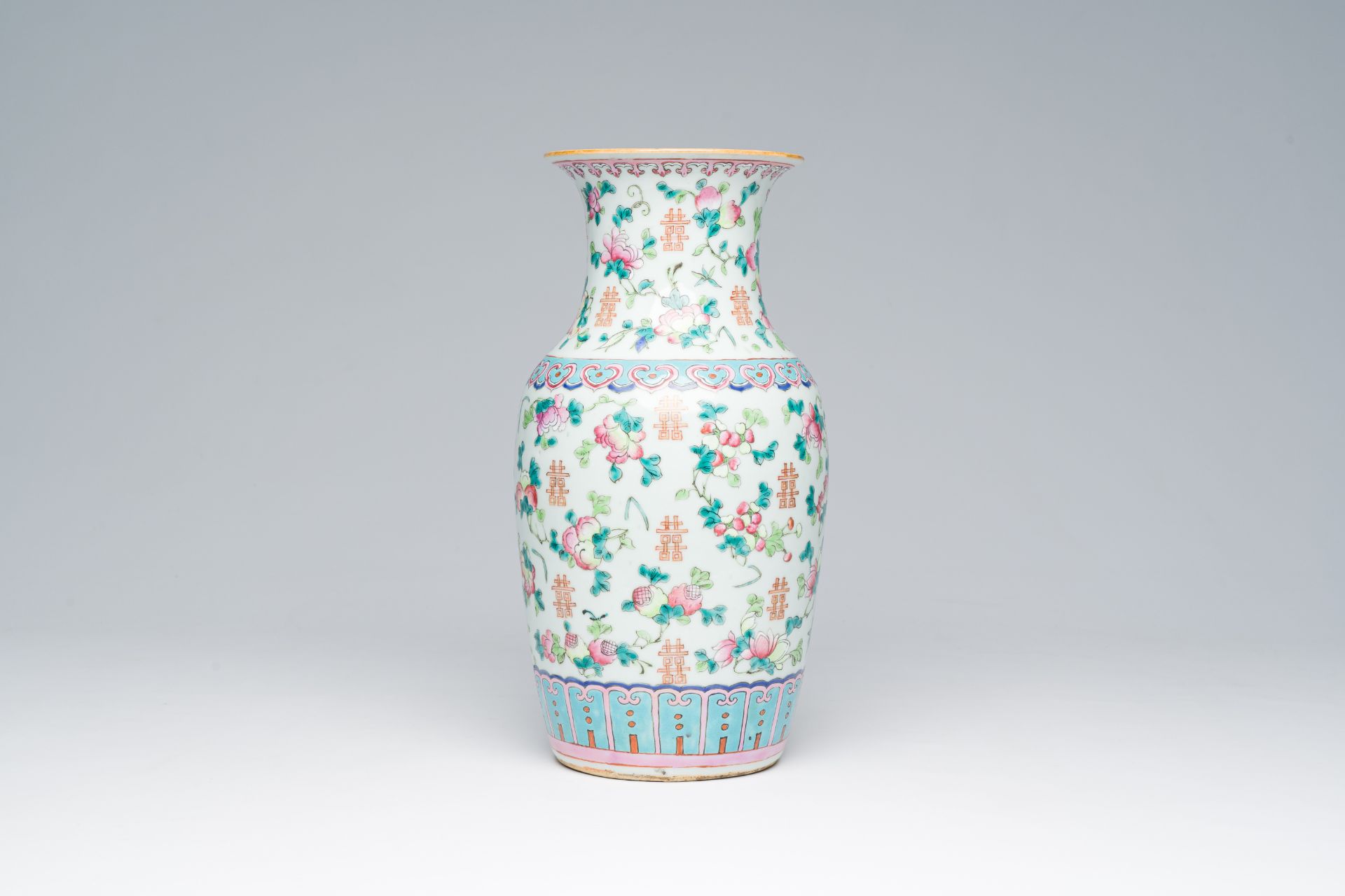 A Chinese famille rose vase with floral design, 19th C. - Image 4 of 6