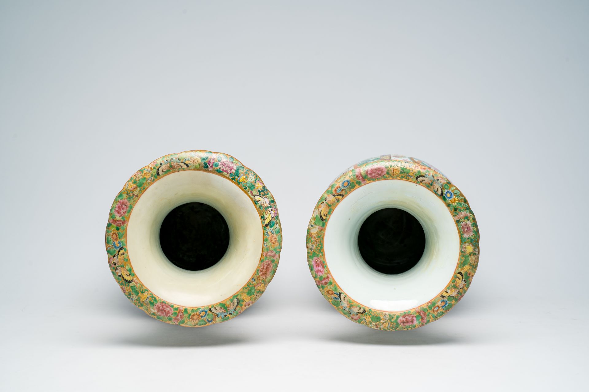 A pair of Chinese Canton famille rose vases with palace scenes and floral design, 19th C. - Image 5 of 7