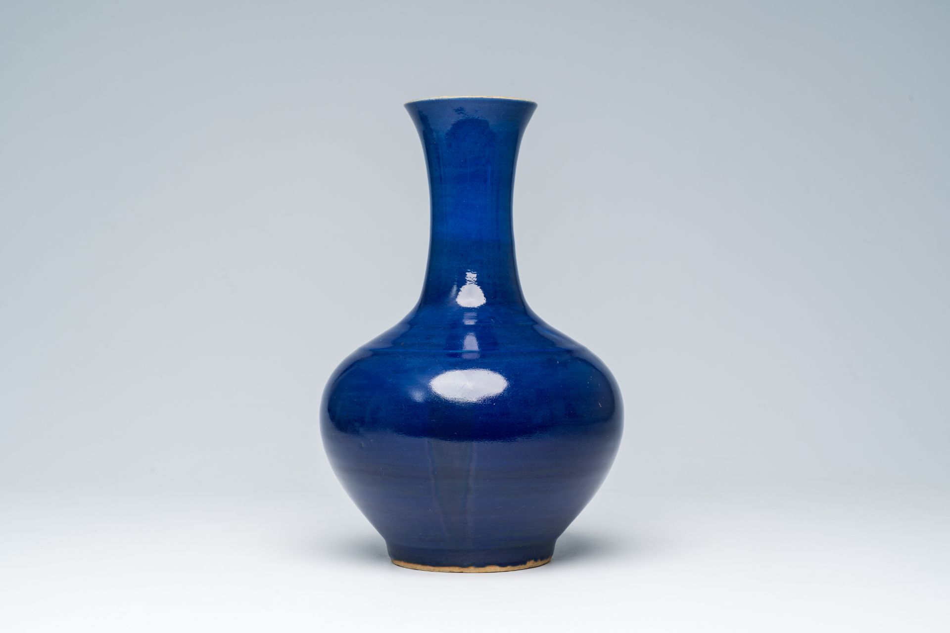 A Chinese monochrome blue glazed bottle vase, 19th C. - Image 4 of 6