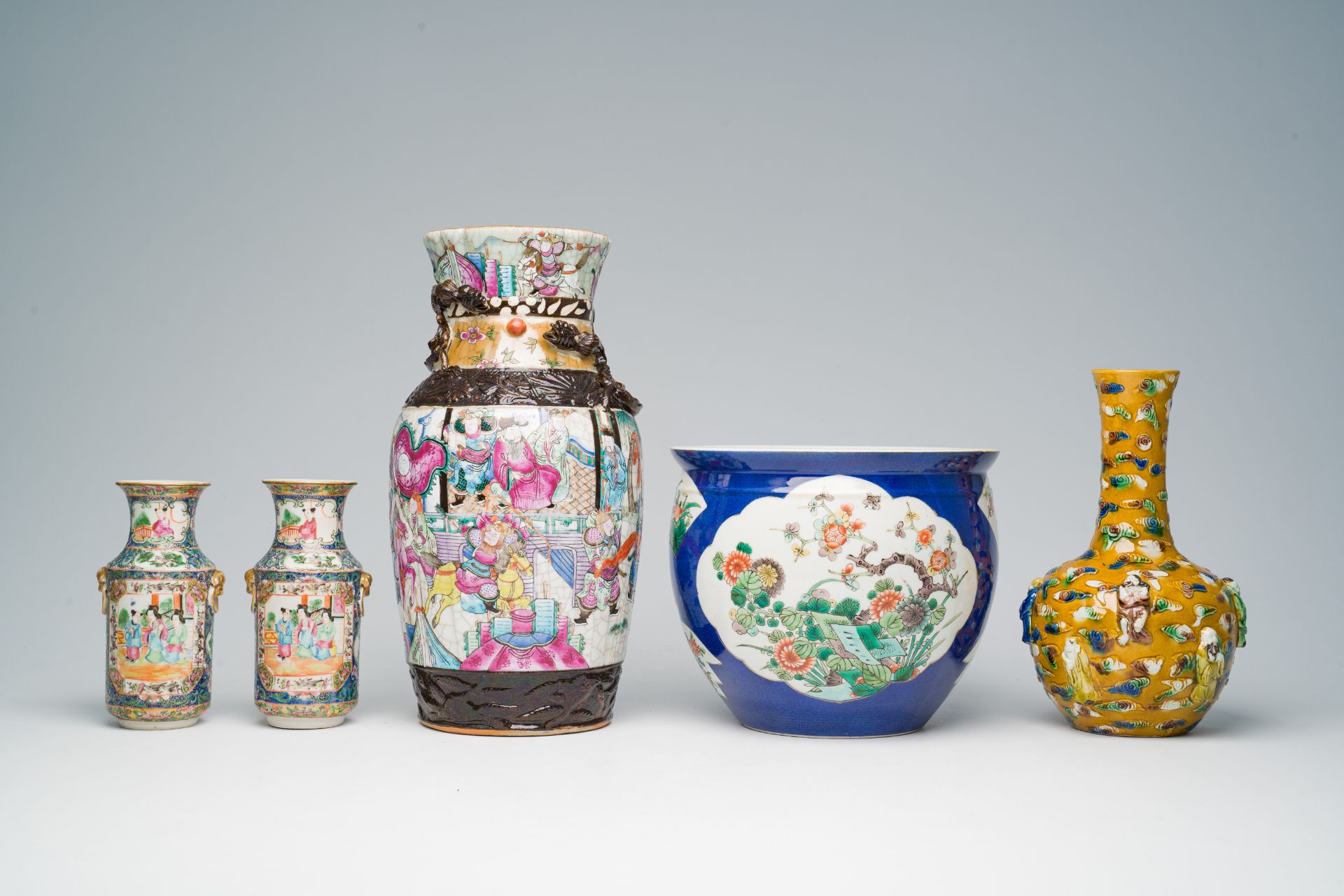 A varied collection of Chinese famille rose, famille verte and polychrome porcelain, 19th/20th C. - Bild 2 aus 7
