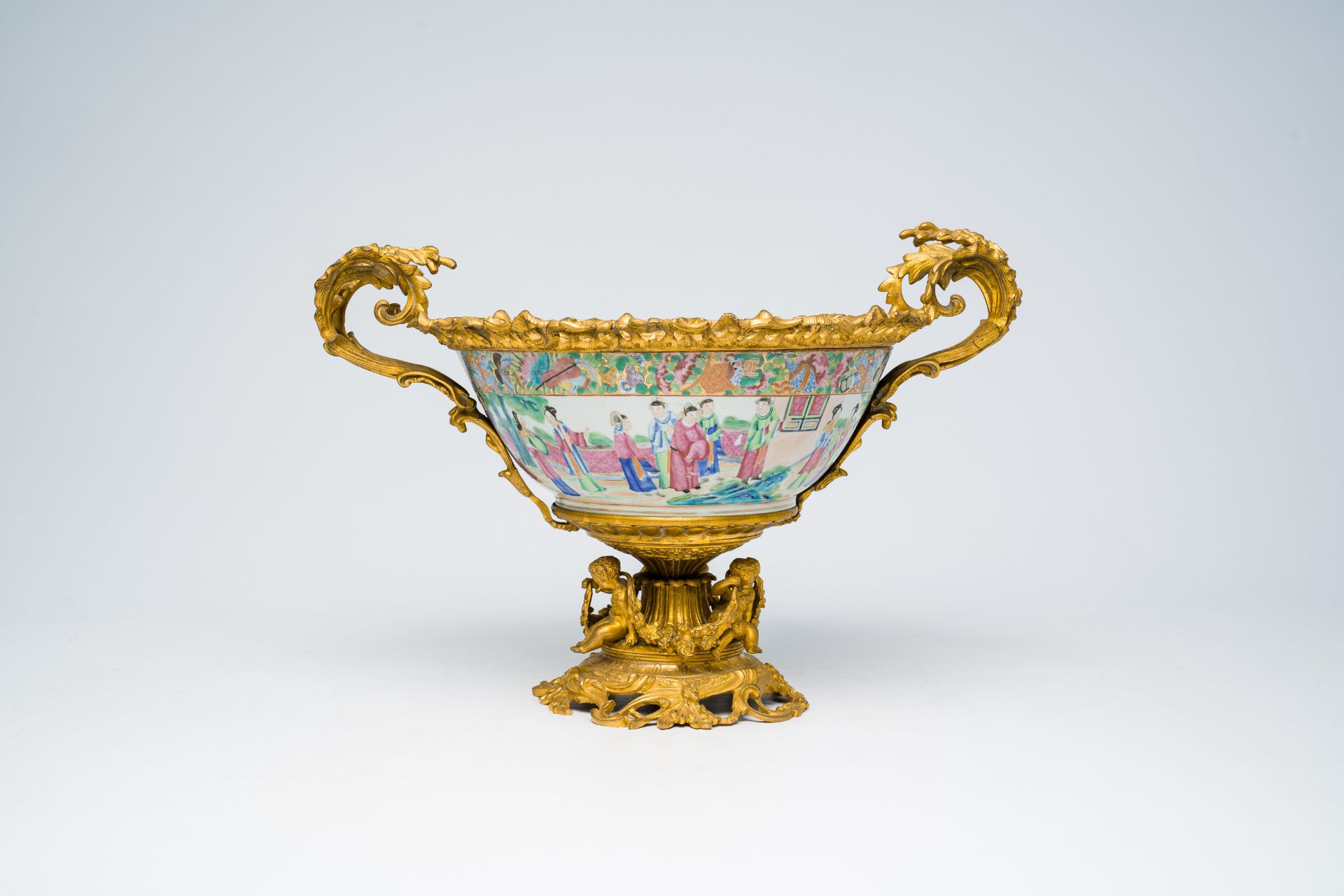 A Chinese gilt bronze mounted Canton famille rose bowl with a palace scene all around. 19th C. - Image 3 of 8