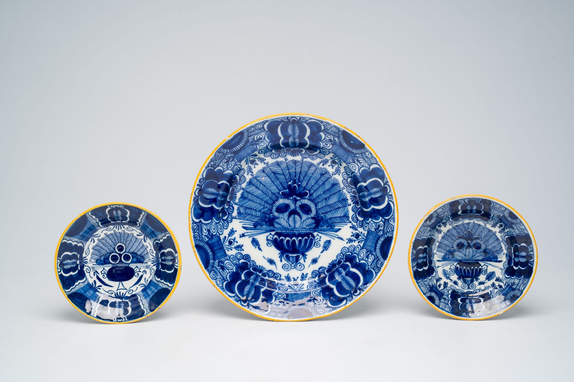 Four Dutch Delft blue and white 'peacock tail' plates and dishes and a tobacco jar, 18th C. - Image 11 of 12