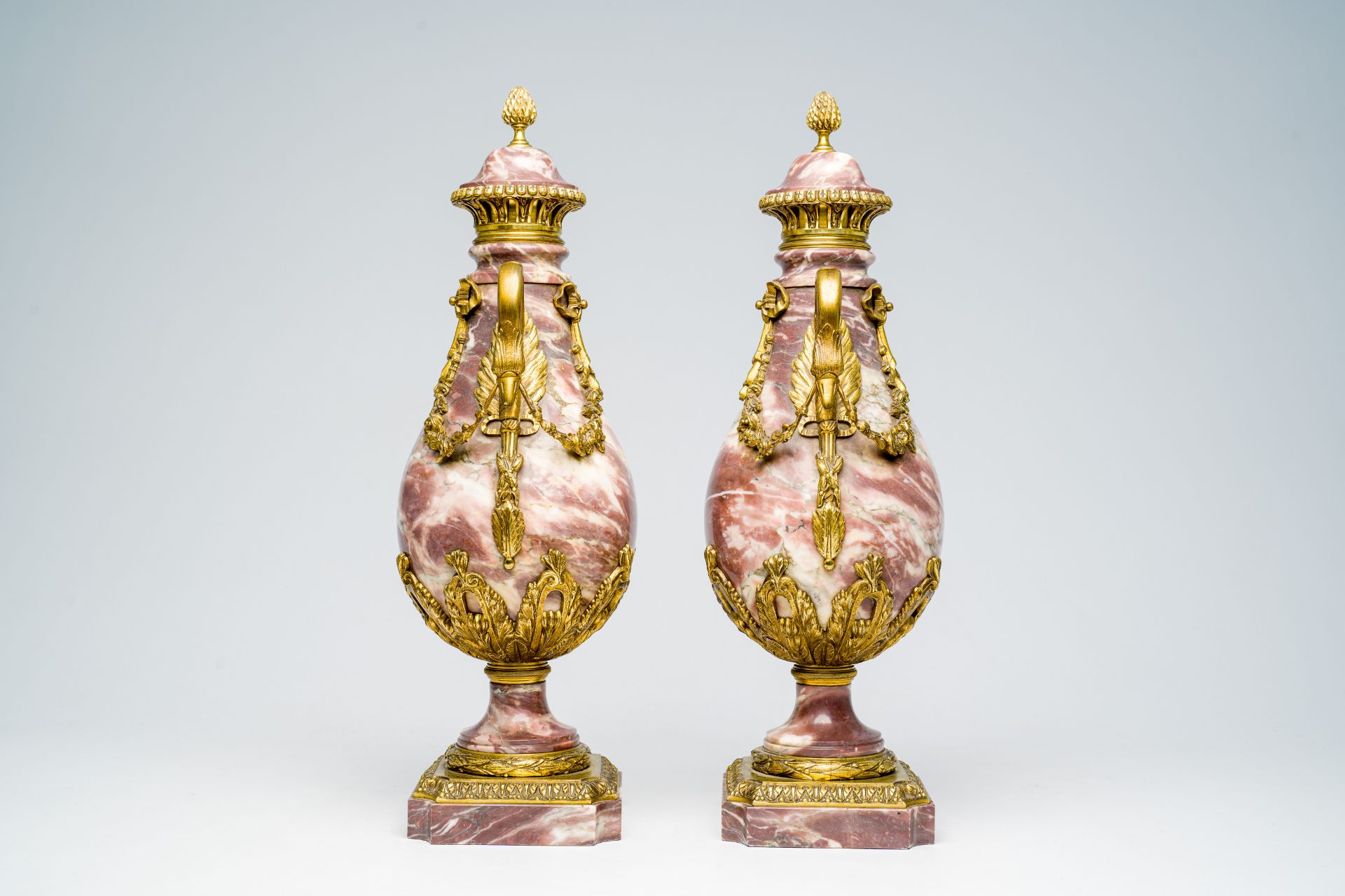 A pair of French bronze mounted Empire style marble cassolettes wit swan necks and floral design, 19 - Image 4 of 6