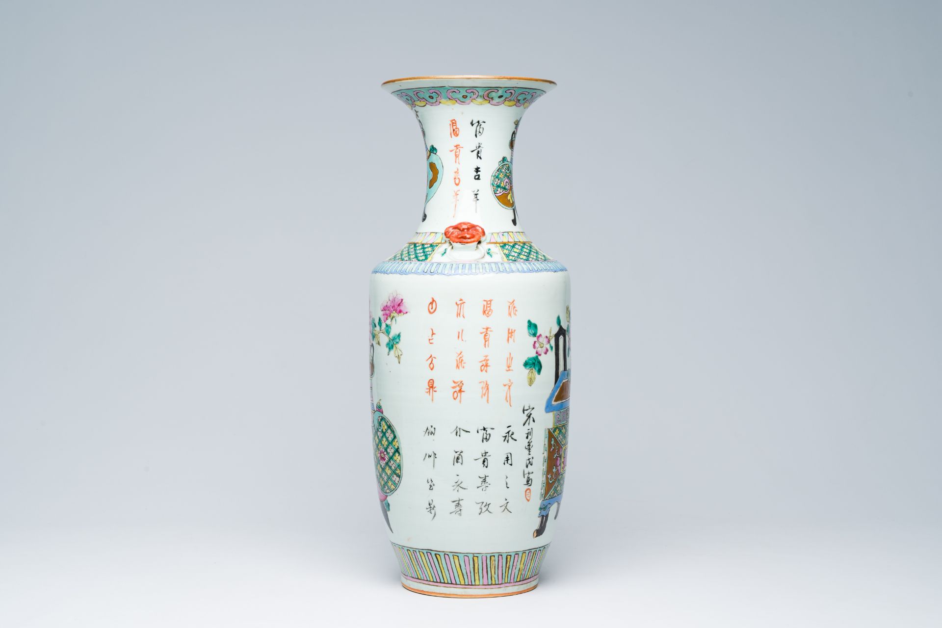 A Chinese famille rose 'flower baskets' vase, 19th C. - Bild 2 aus 6