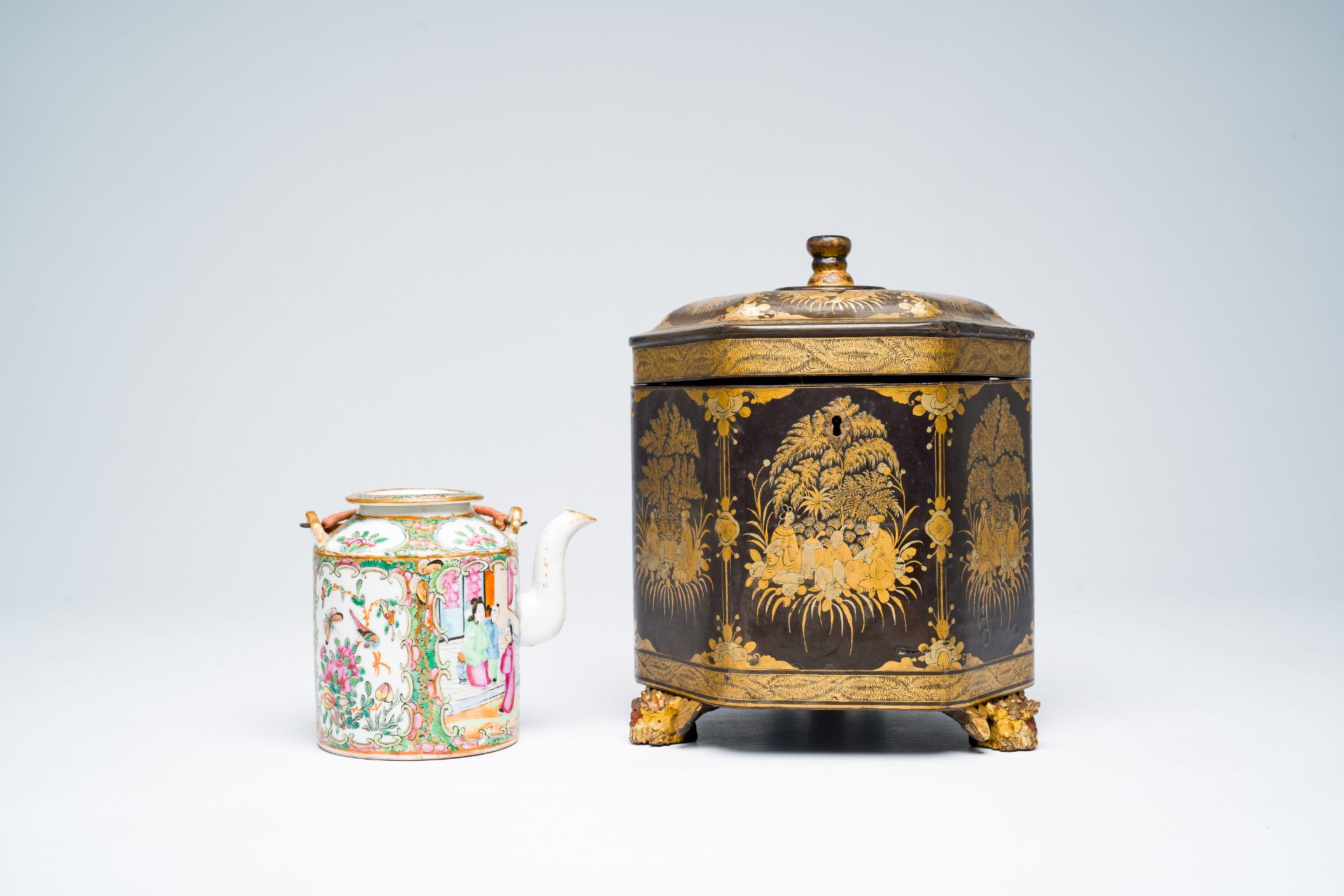 A Chinese hexagonal export Canton black- and gold-lacquer tea box with a matching famille rose teapo - Bild 3 aus 9