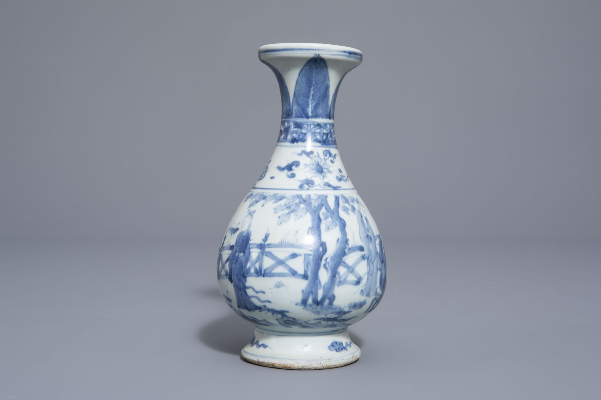 A Chinese blue and white vase with go players, 19th/20th C. - Image 2 of 8