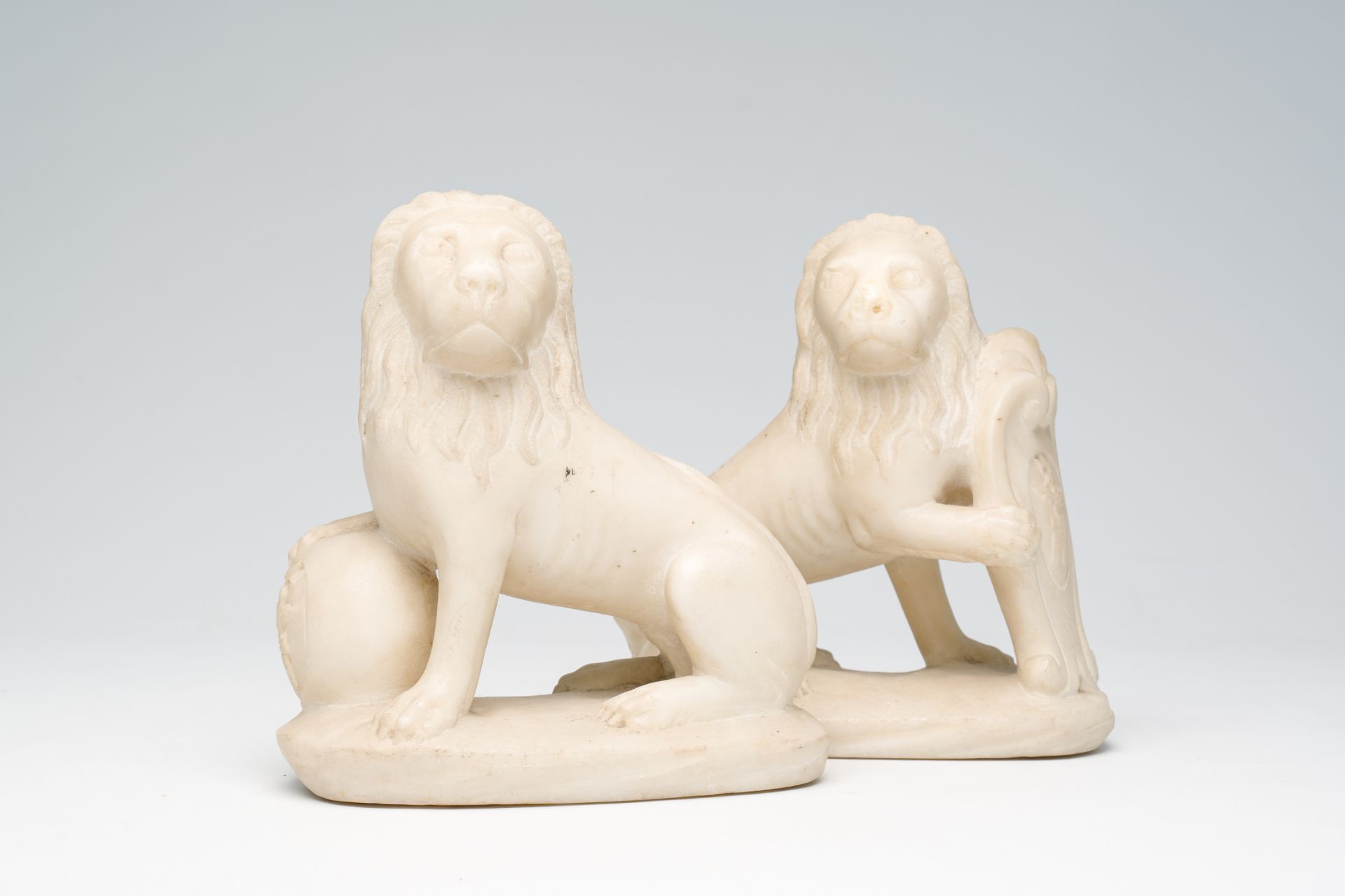 A pair of Italian marble lions holding shields with coats of arms, 19th C. - Image 8 of 8