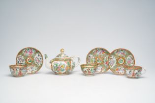 A Chinese seven-piece Canton famille rose tea service with palace scenes and floral design, 19eme/20