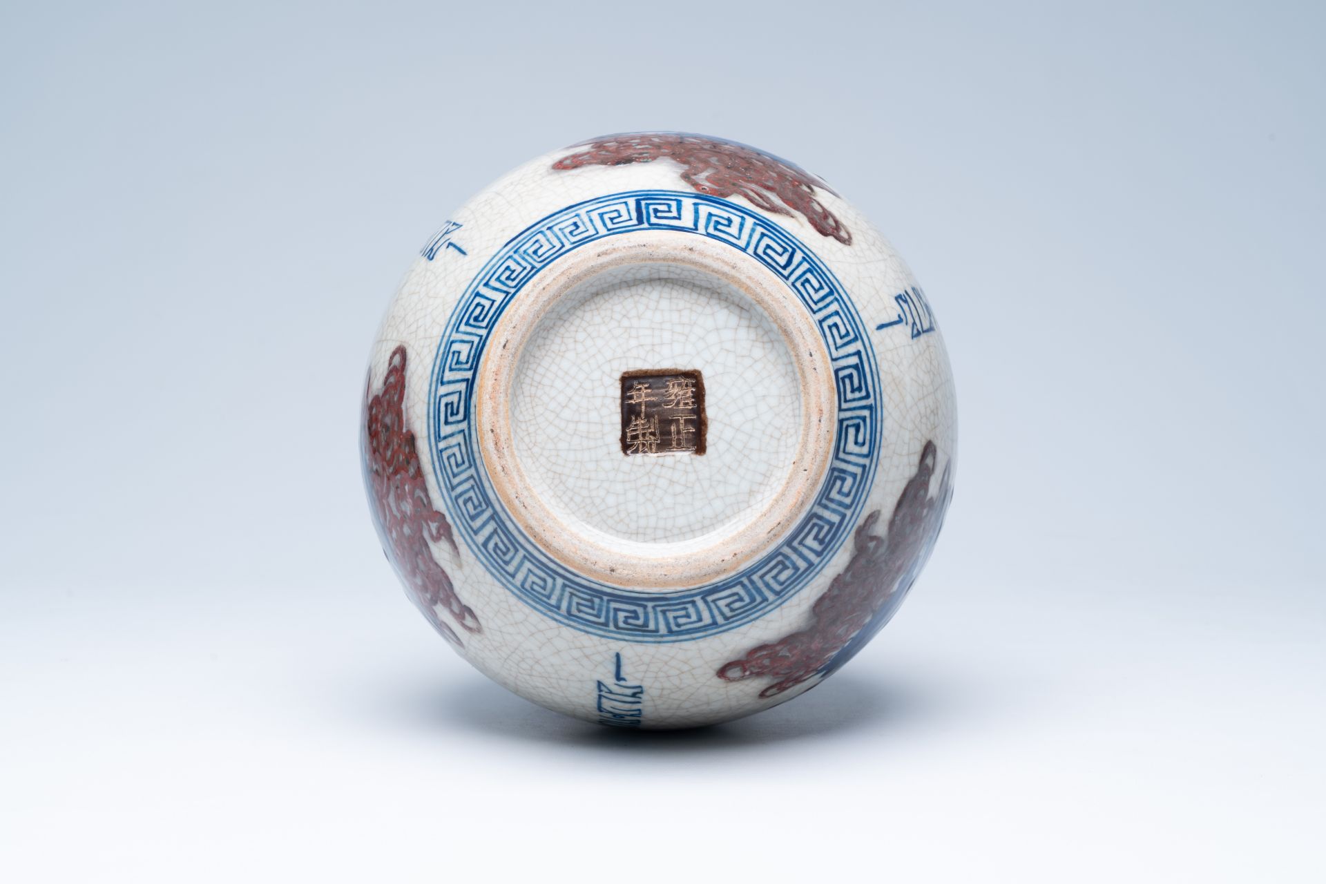 A Chinese bottle shaped crackle glazed blue, white and copper-red 'deities' vase, Yongzheng mark, 19 - Bild 6 aus 6