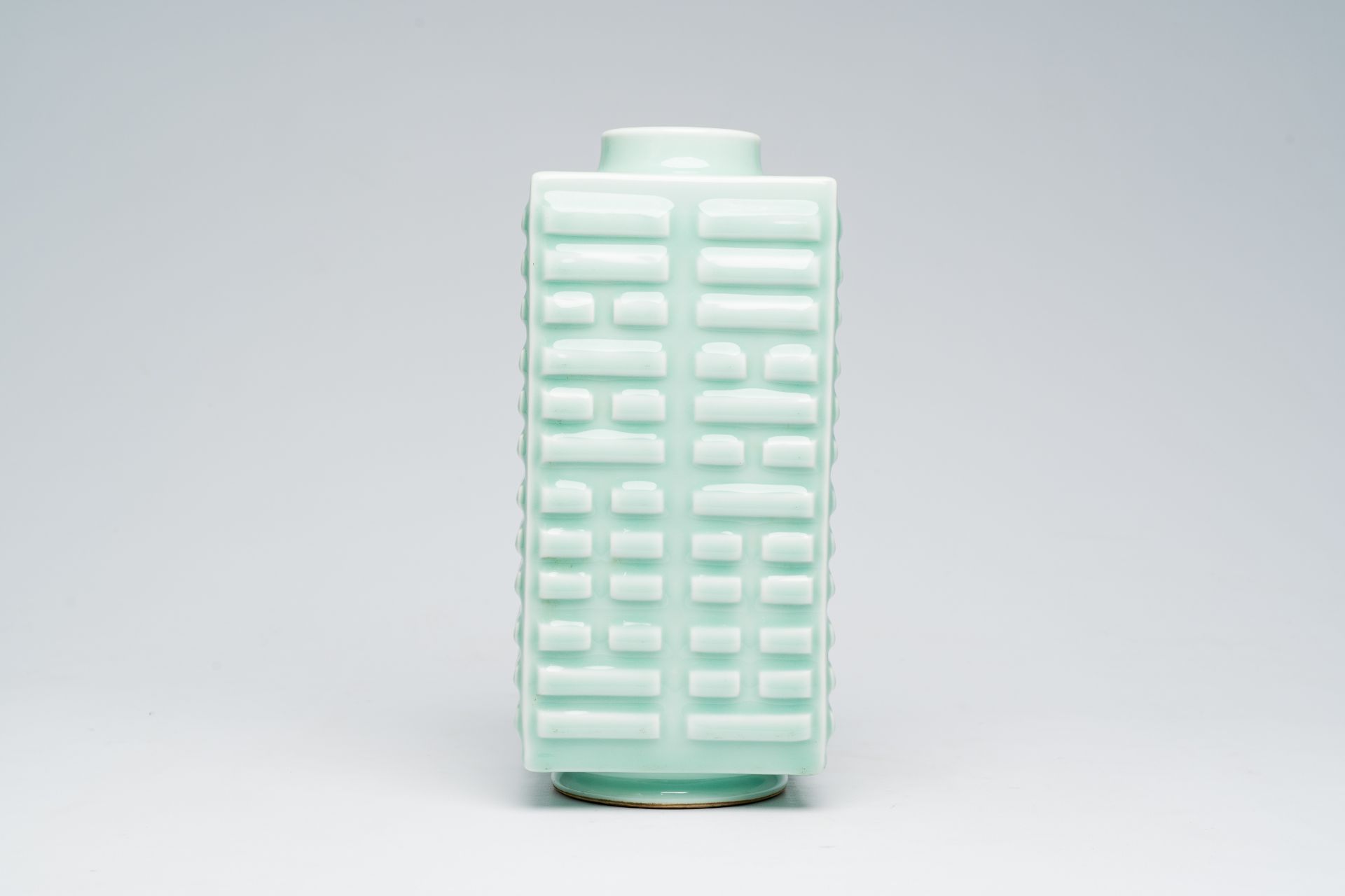 A Chinese monochrome celadon 'cong' vase with trigrams, Tongzhi mark, 20th C. - Image 4 of 7