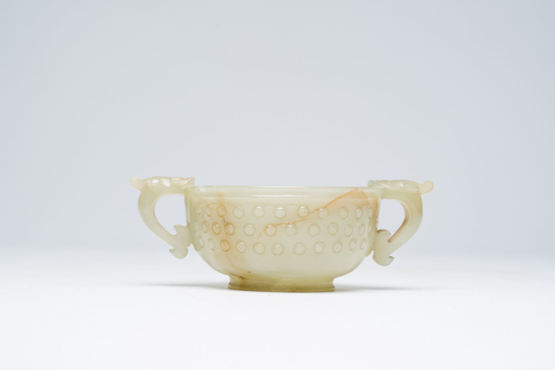 A Chinese celadon jade two-handled bowl, 18th C. - Image 4 of 7