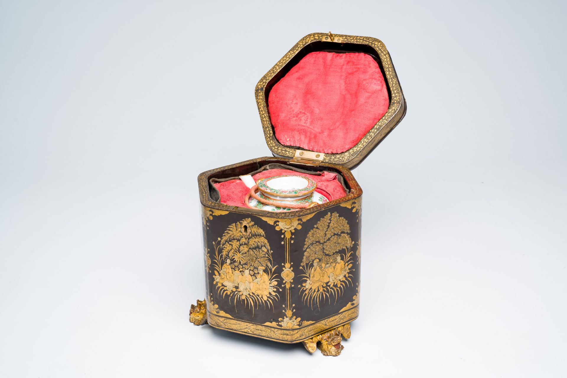 A Chinese hexagonal export Canton black- and gold-lacquer tea box with a matching famille rose teapo - Bild 2 aus 9