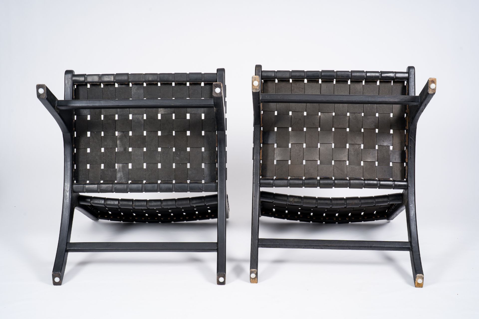 Olivier De Schrijver (1958): A pair of Los Angeles recliner chairs in black leather and black tinted - Image 7 of 10
