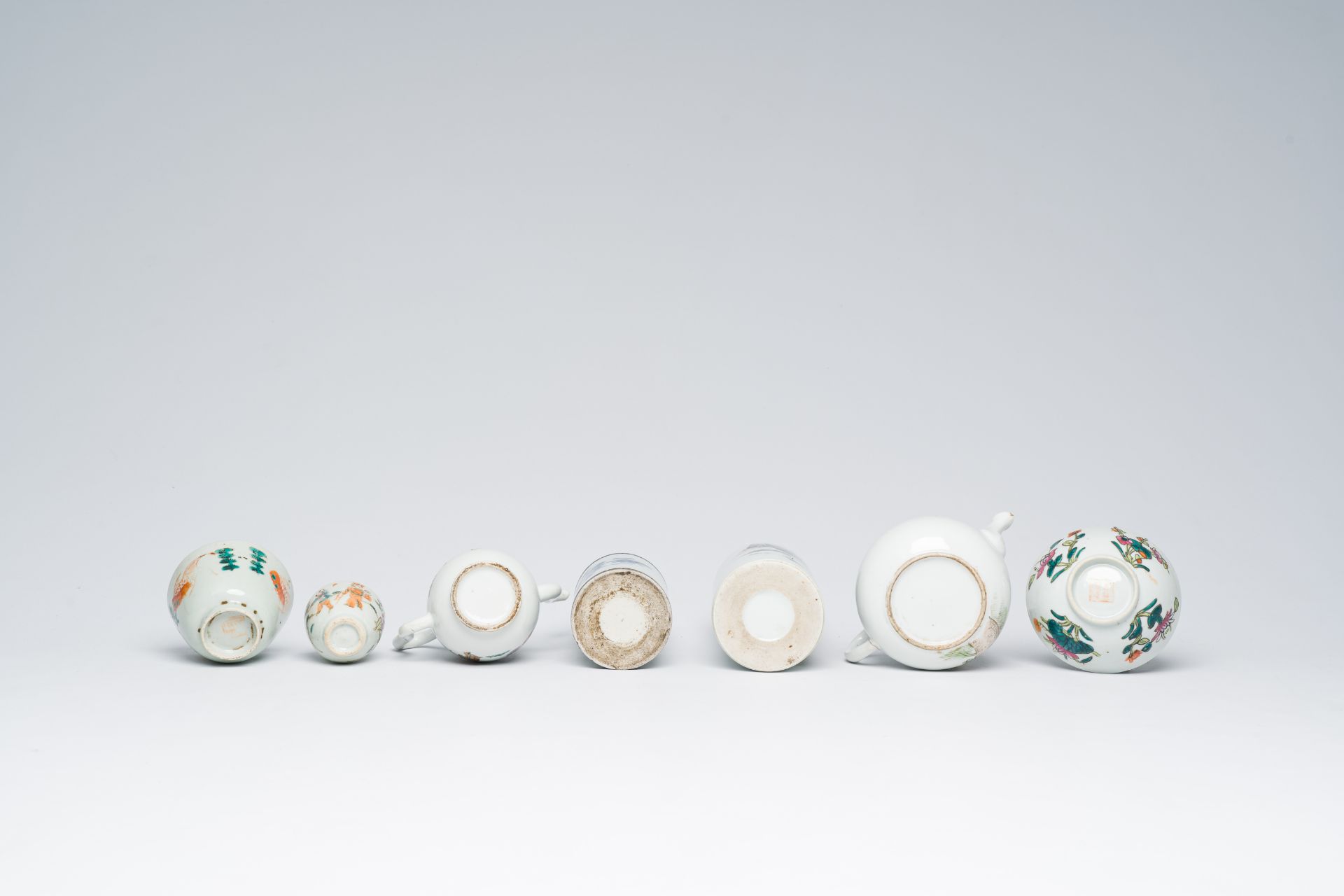 A varied collection of Chinese famille rose, blue, white, qianjiang cai and iron-red porcelain, 19th - Image 15 of 21