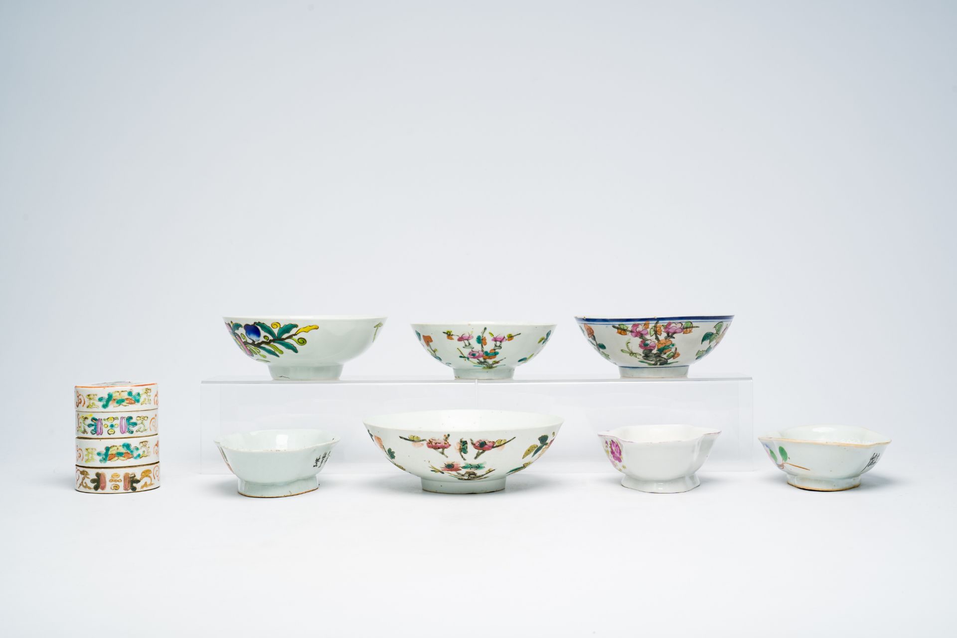 A varied collection of Chinese famille rose and qianjiang cai porcelain with figures, roosters and f - Image 7 of 13