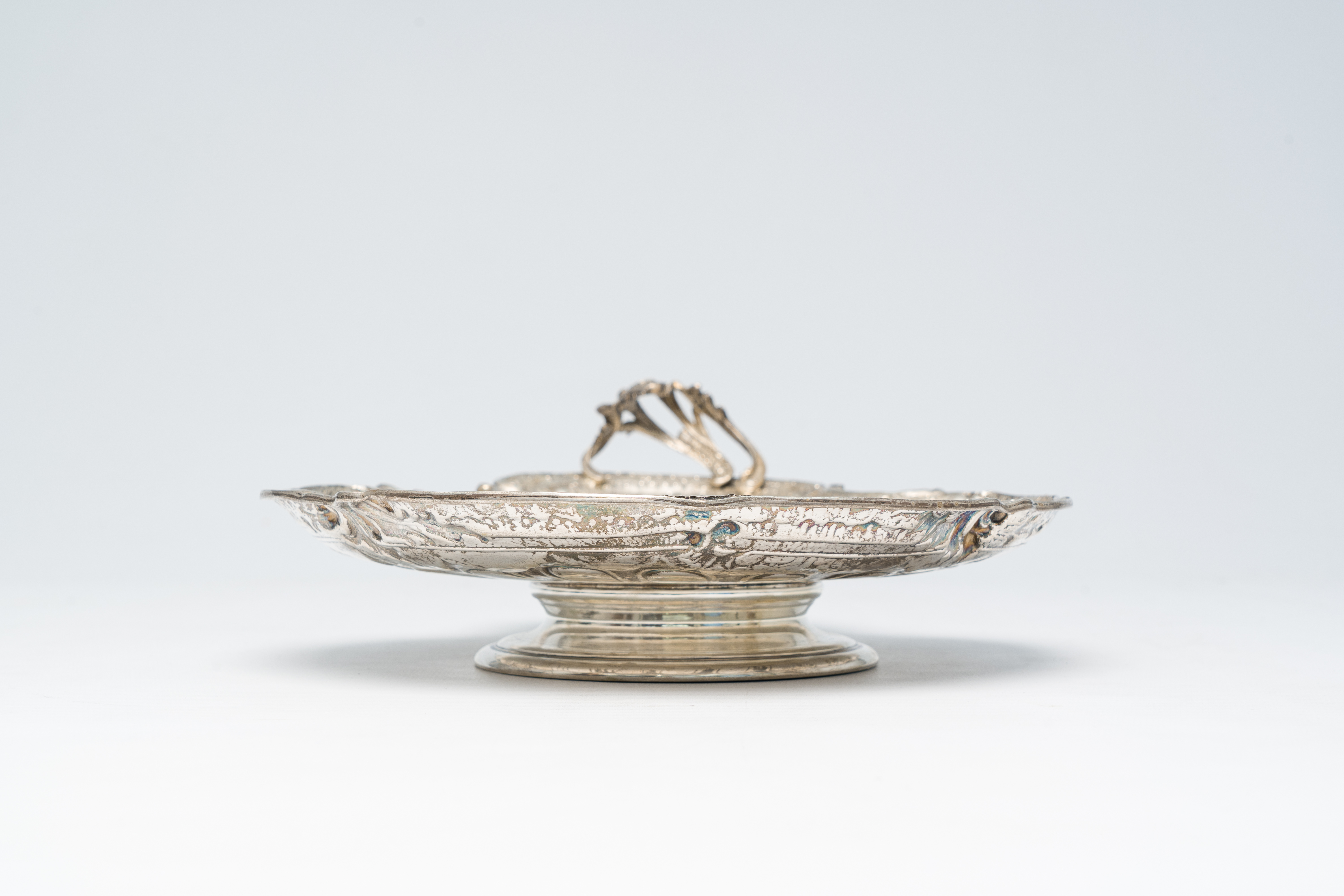 A Belgian shell-shaped silver Louis XV style dish on foot, maker's mark Wolfers, 800/000, Brussels, - Image 5 of 9