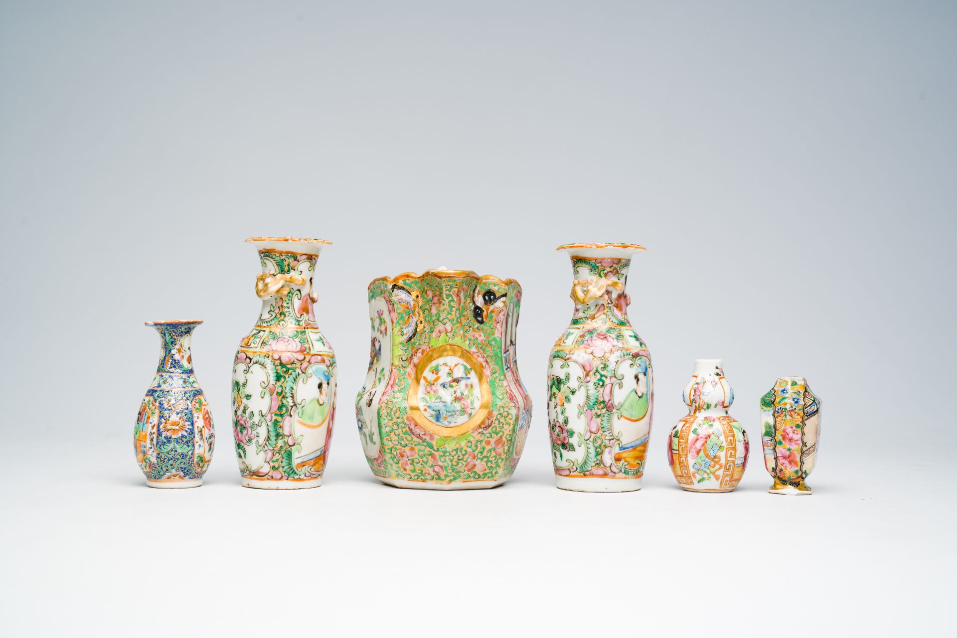 A varied collection of Chinese Canton famille rose porcelain with palace scenes and floral design, 1 - Image 8 of 11