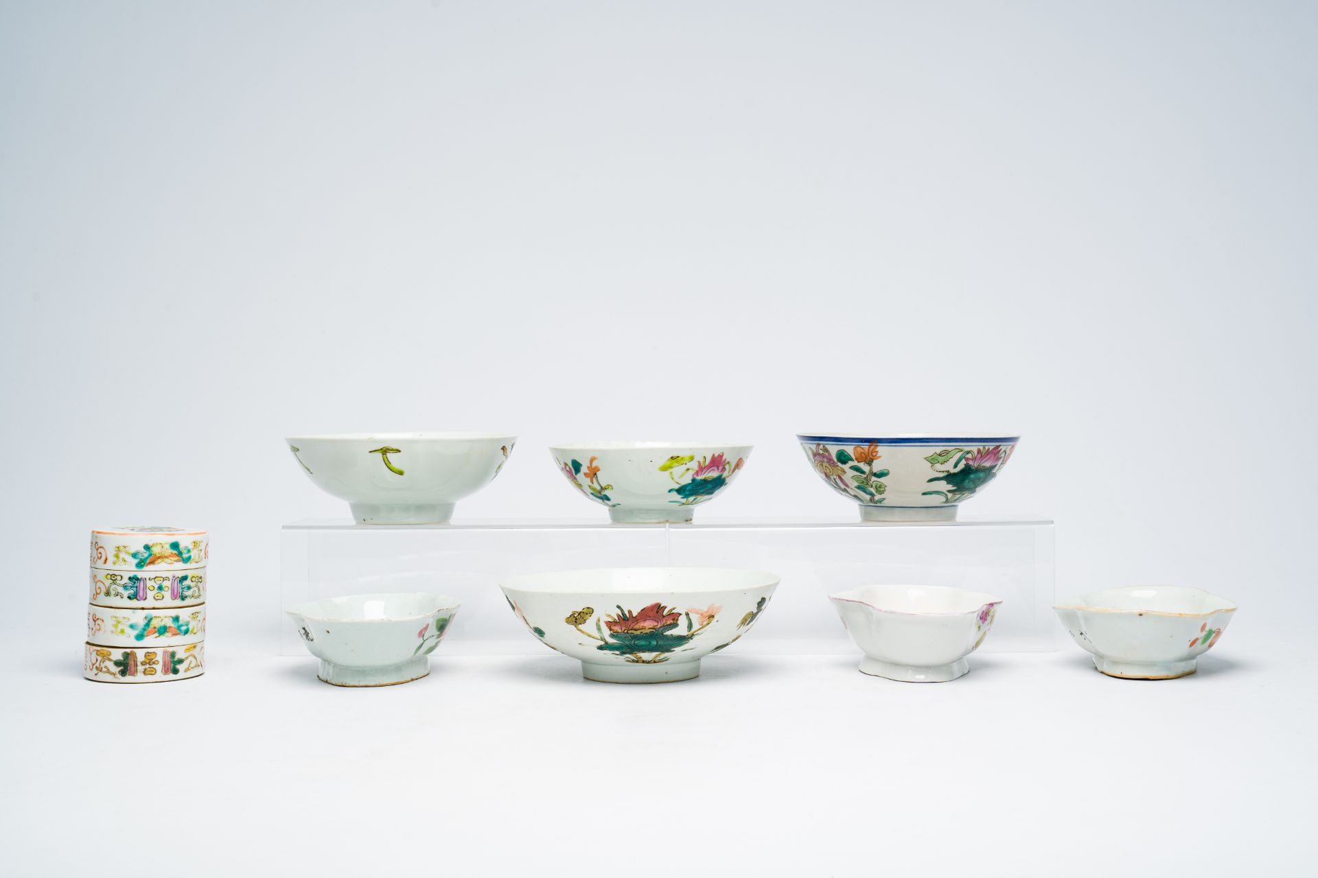 A varied collection of Chinese famille rose and qianjiang cai porcelain with figures, roosters and f - Bild 9 aus 13