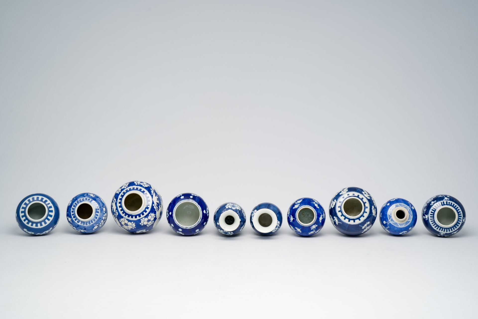 A varied collection of Chinese blue and white prunus on cracked ice ground porcelain, 19th/20th C. - Bild 12 aus 15
