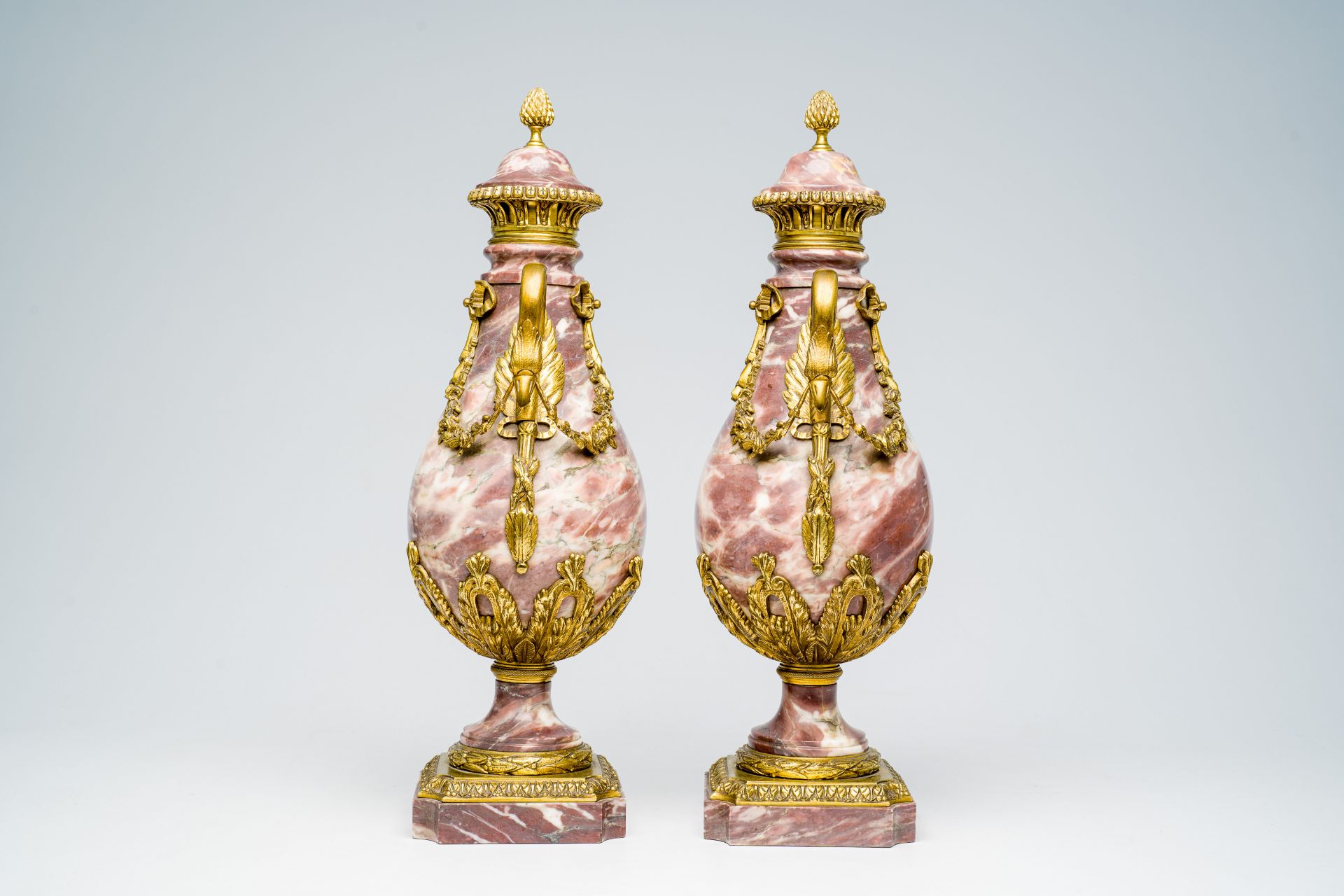 A pair of French bronze mounted Empire style marble cassolettes wit swan necks and floral design, 19 - Image 2 of 6
