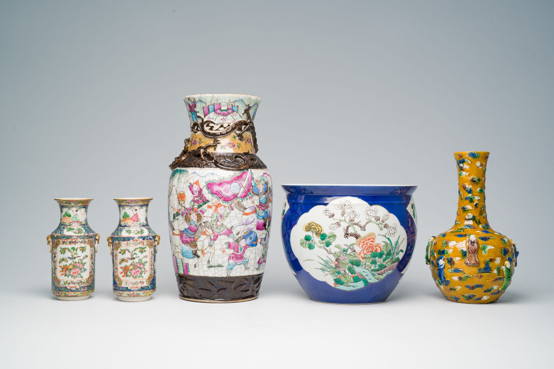 A varied collection of Chinese famille rose, famille verte and polychrome porcelain, 19th/20th C. - Bild 4 aus 7